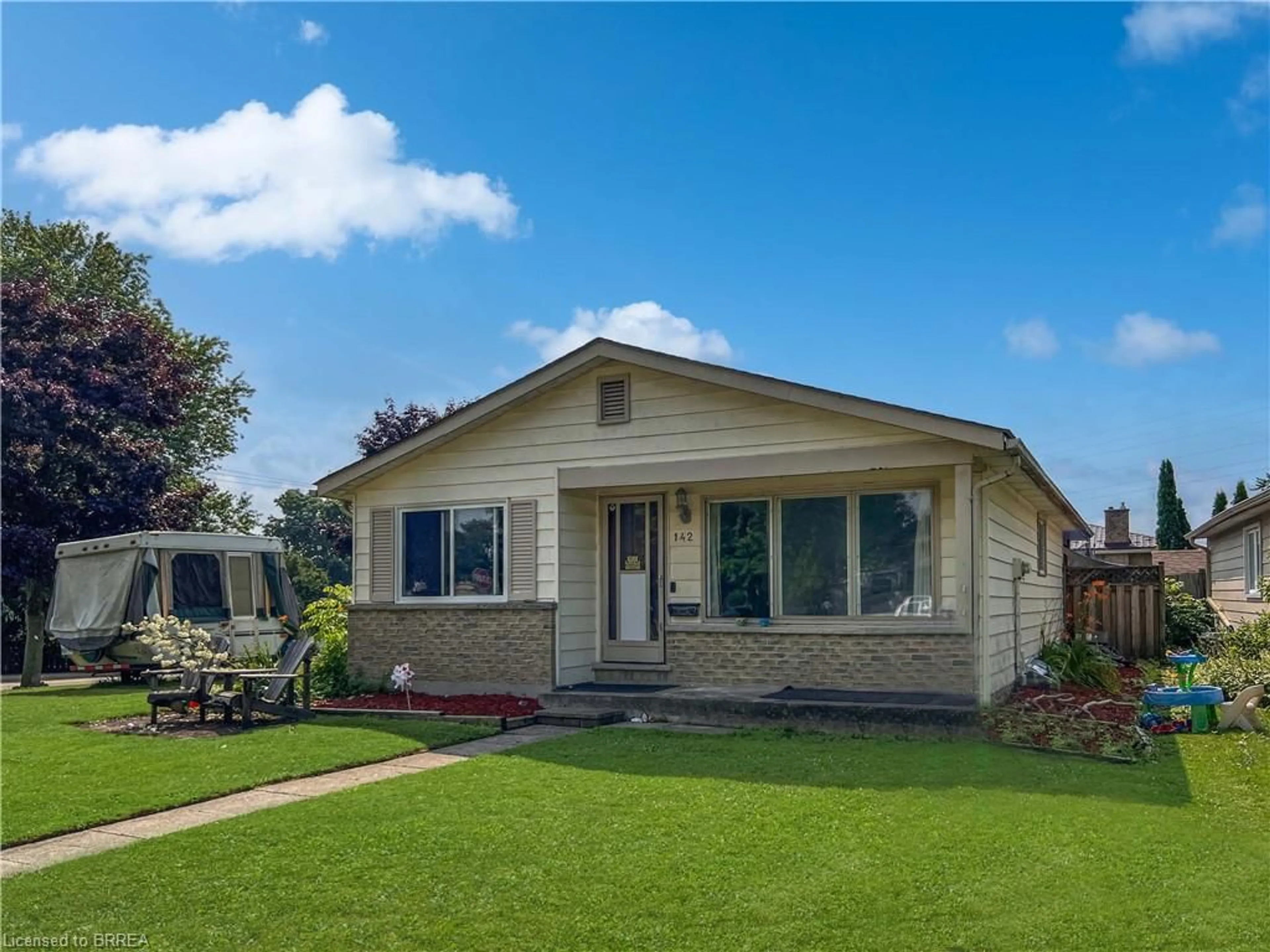 Home with vinyl exterior material, street for 142 Pinedale Dr, Kitchener Ontario N2E 1K3