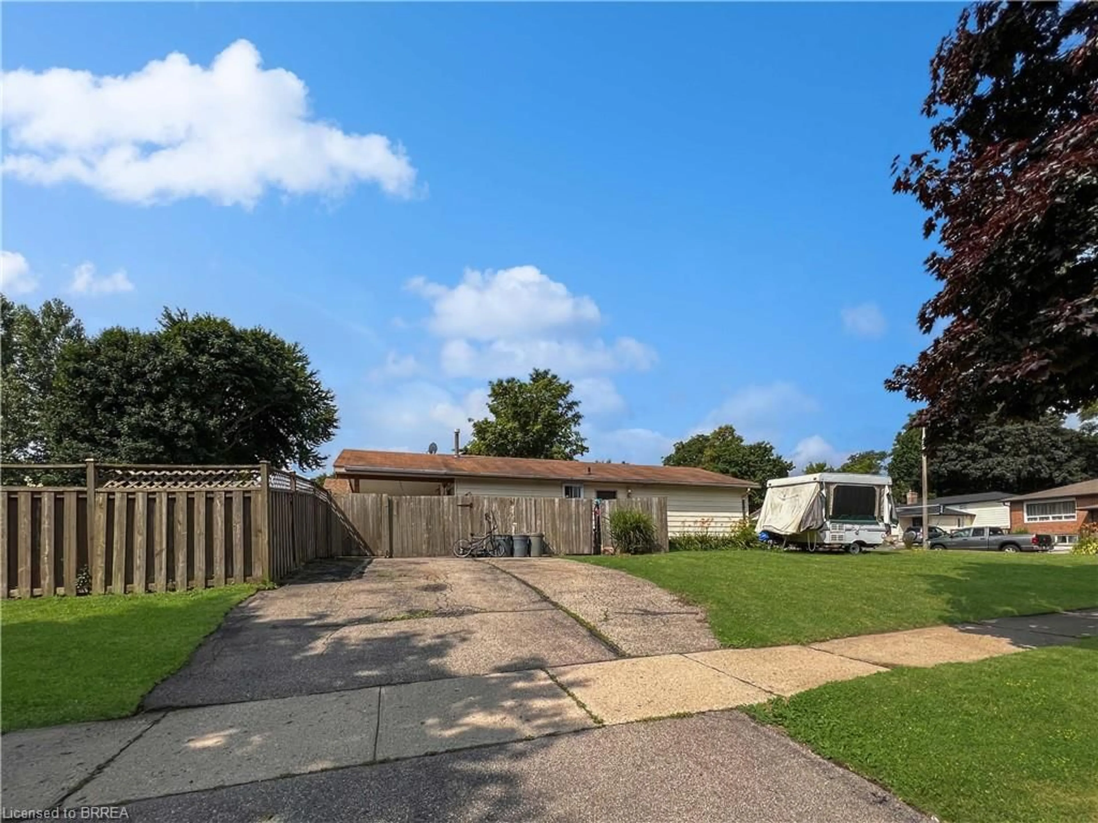 A pic from outside/outdoor area/front of a property/back of a property/a pic from drone, street for 142 Pinedale Dr, Kitchener Ontario N2E 1K3