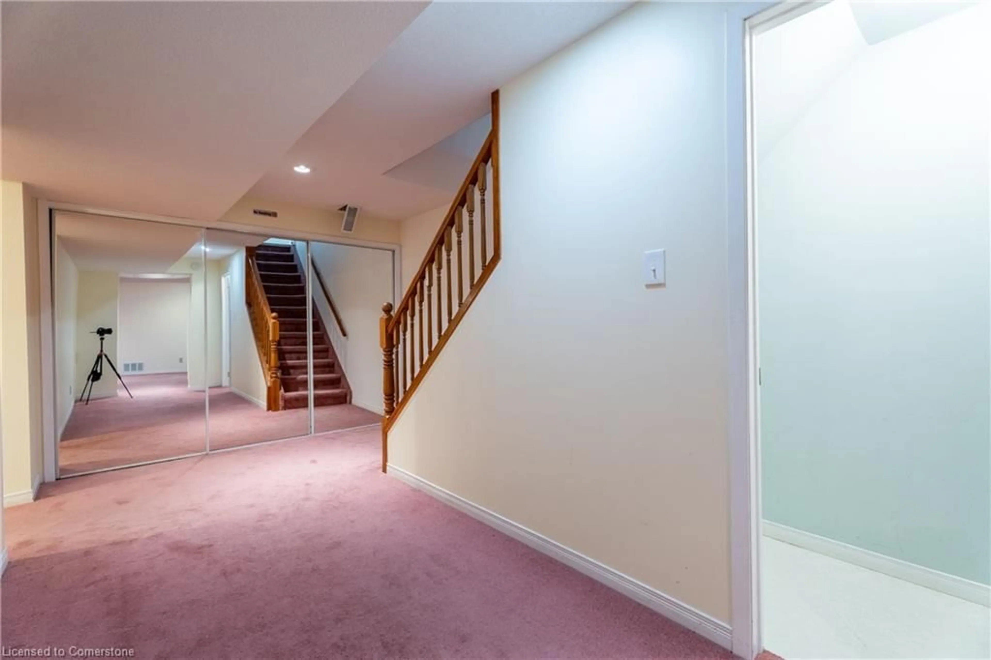 Indoor foyer for 54 Goldcrest Dr, Stoney Creek Ontario L8G 4T6