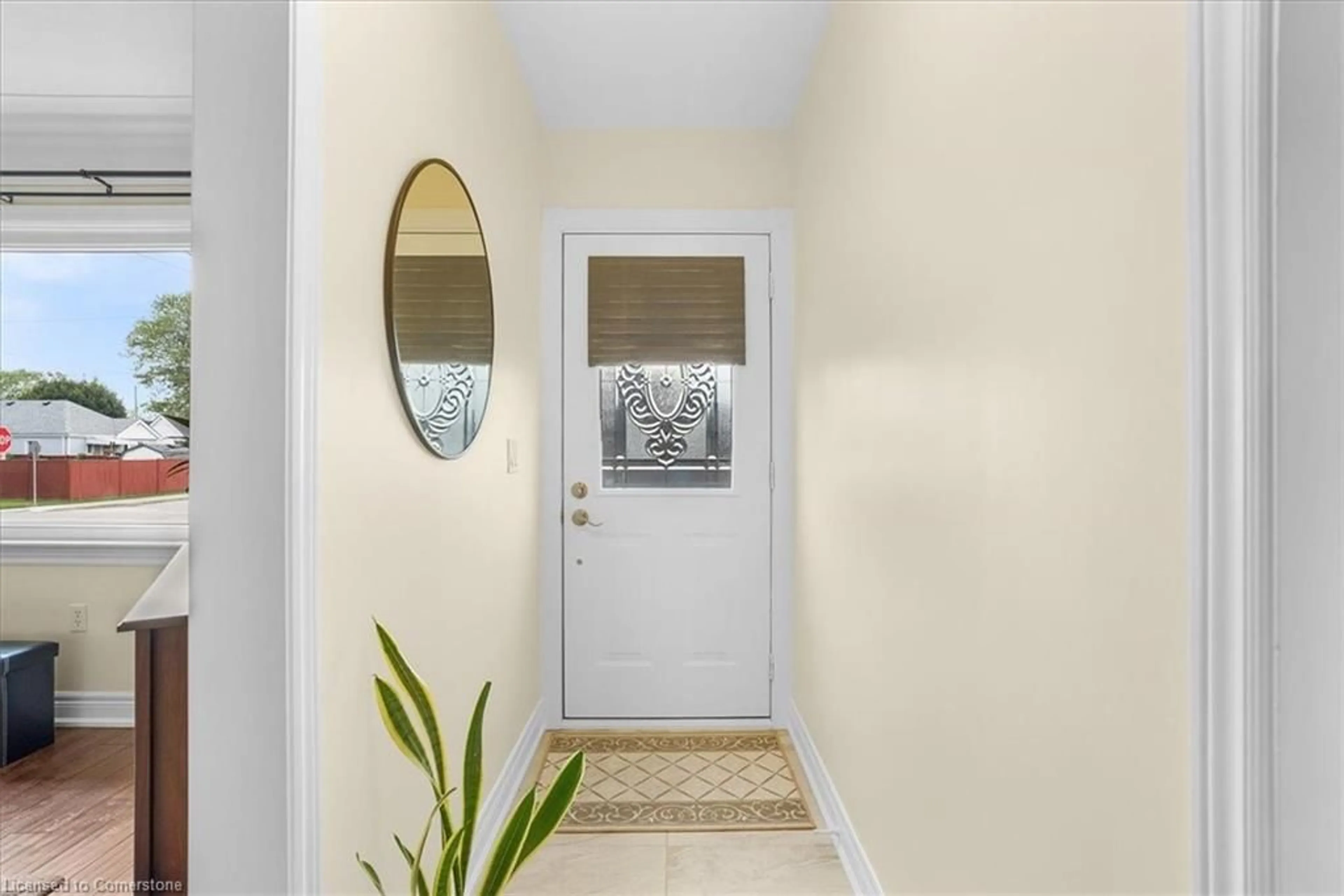 Indoor entryway for 406 Talbot St, Hamilton Ontario L8H 6T4