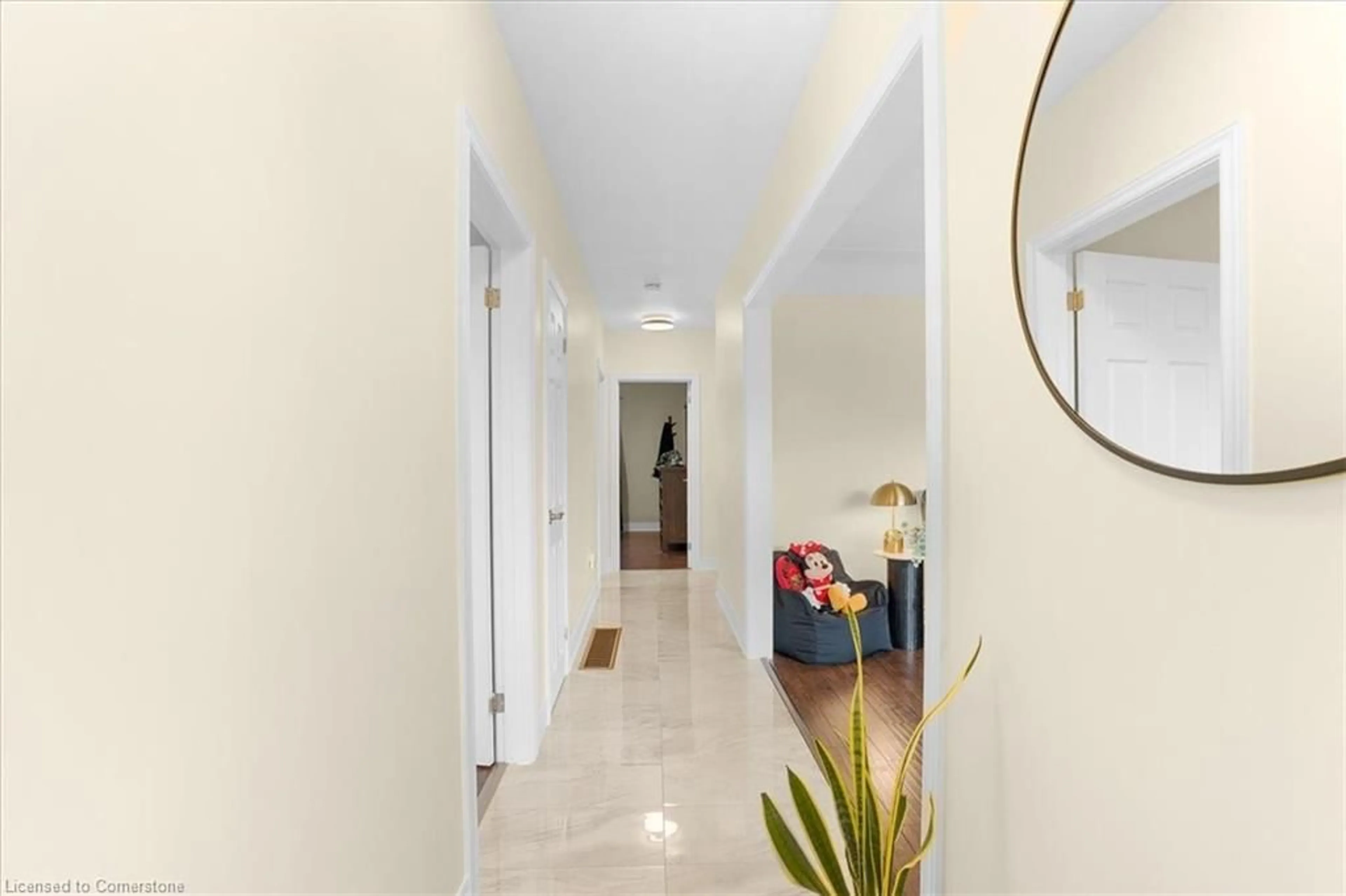 Indoor entryway for 406 Talbot St, Hamilton Ontario L8H 6T4