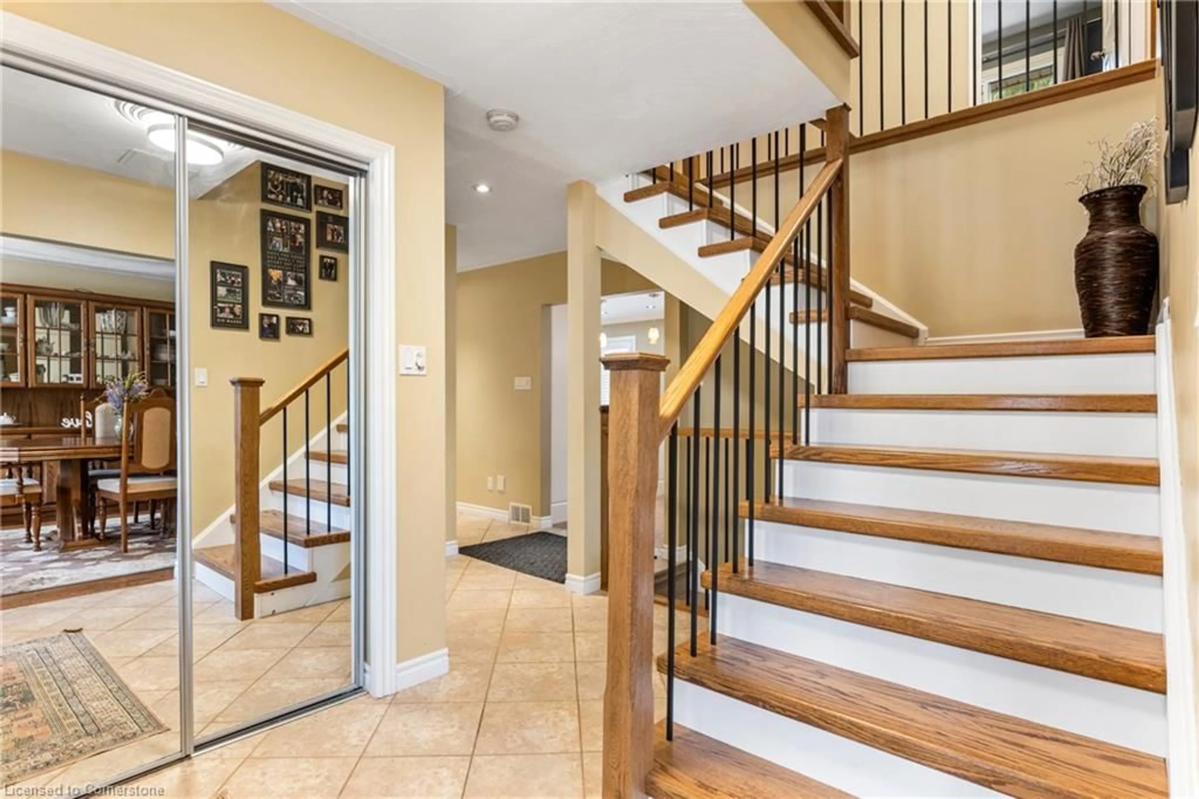 Indoor entryway for 8 Mill View St, Kitchener Ontario N2P 1W7