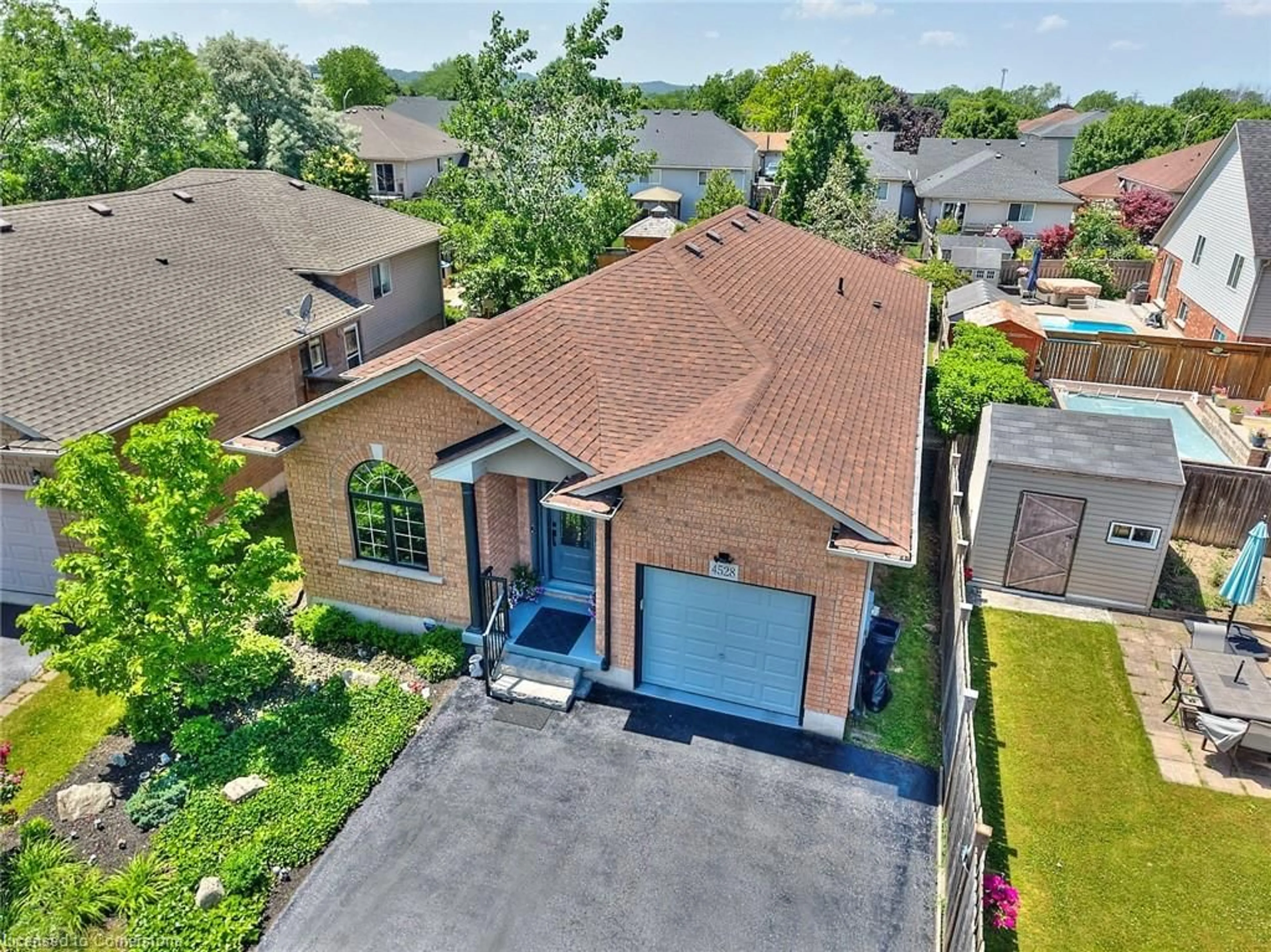 A pic from outside/outdoor area/front of a property/back of a property/a pic from drone, street for 4528 Frances Cres, Beamsville Ontario L3J 0E8