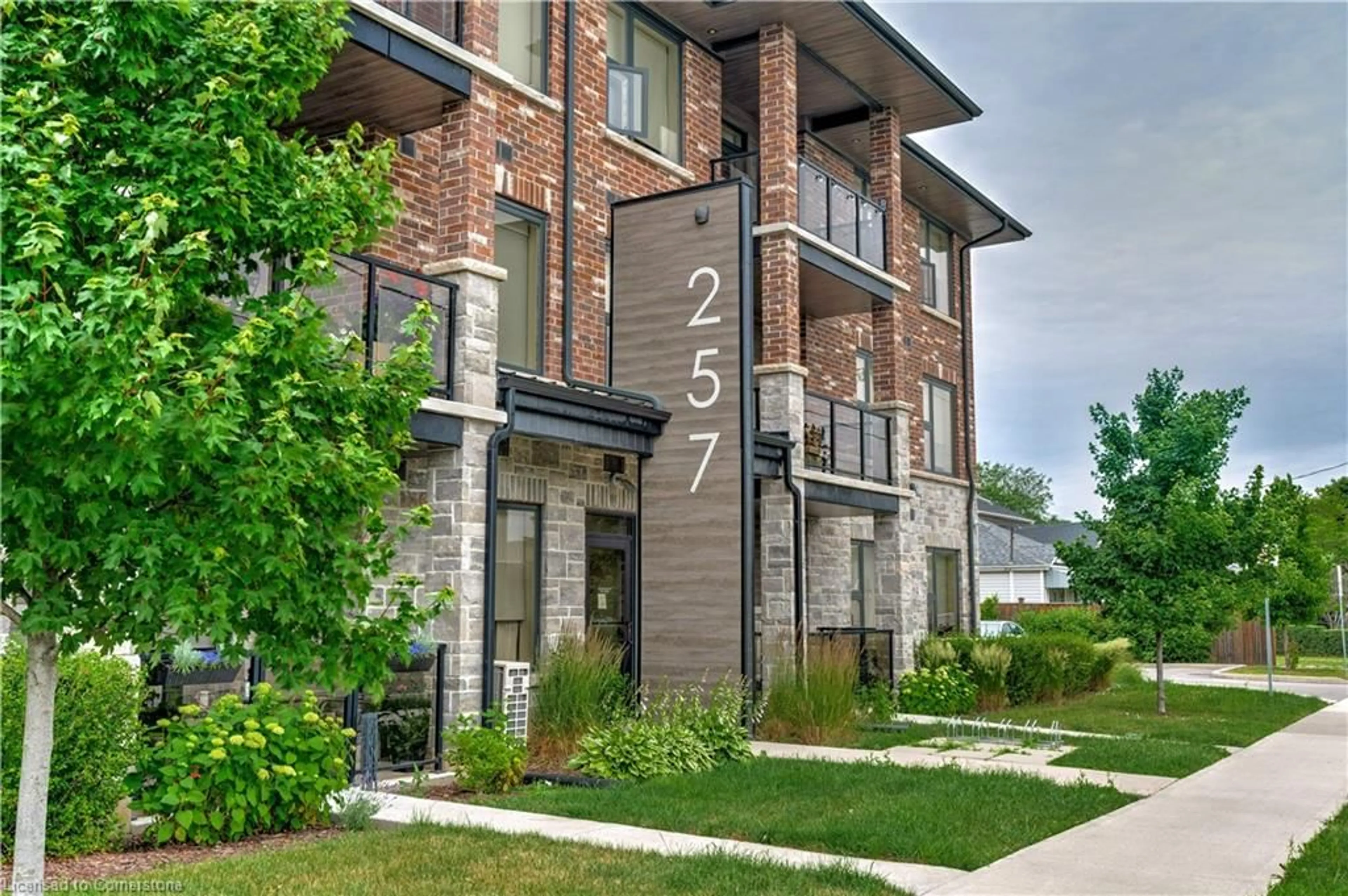 Home with brick exterior material, building for 257 Millen Rd #106, Stoney Creek Ontario L8E 2H1
