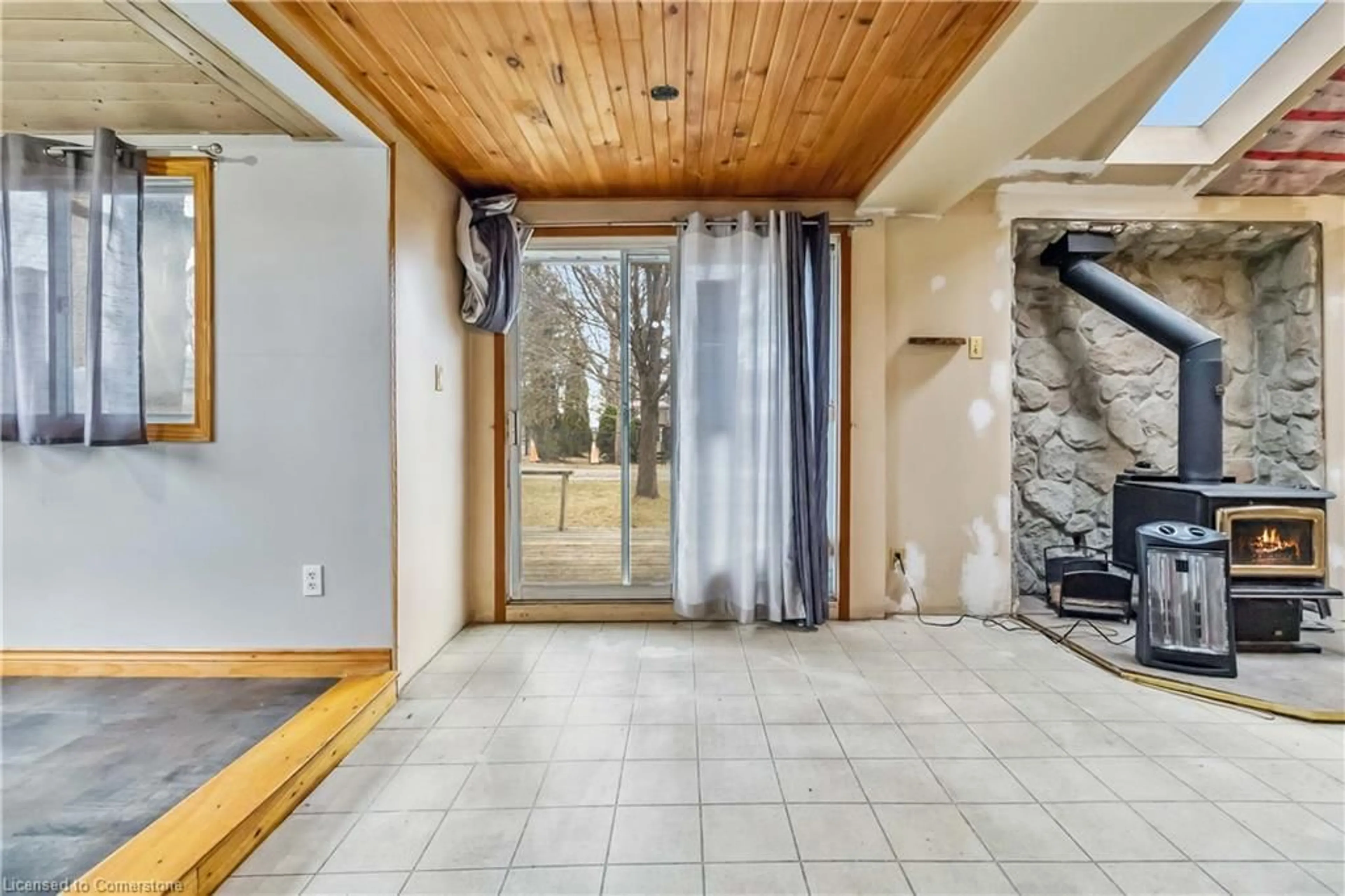Indoor entryway for 19 Melville Lane, Selkirk Ontario N0A 1P0
