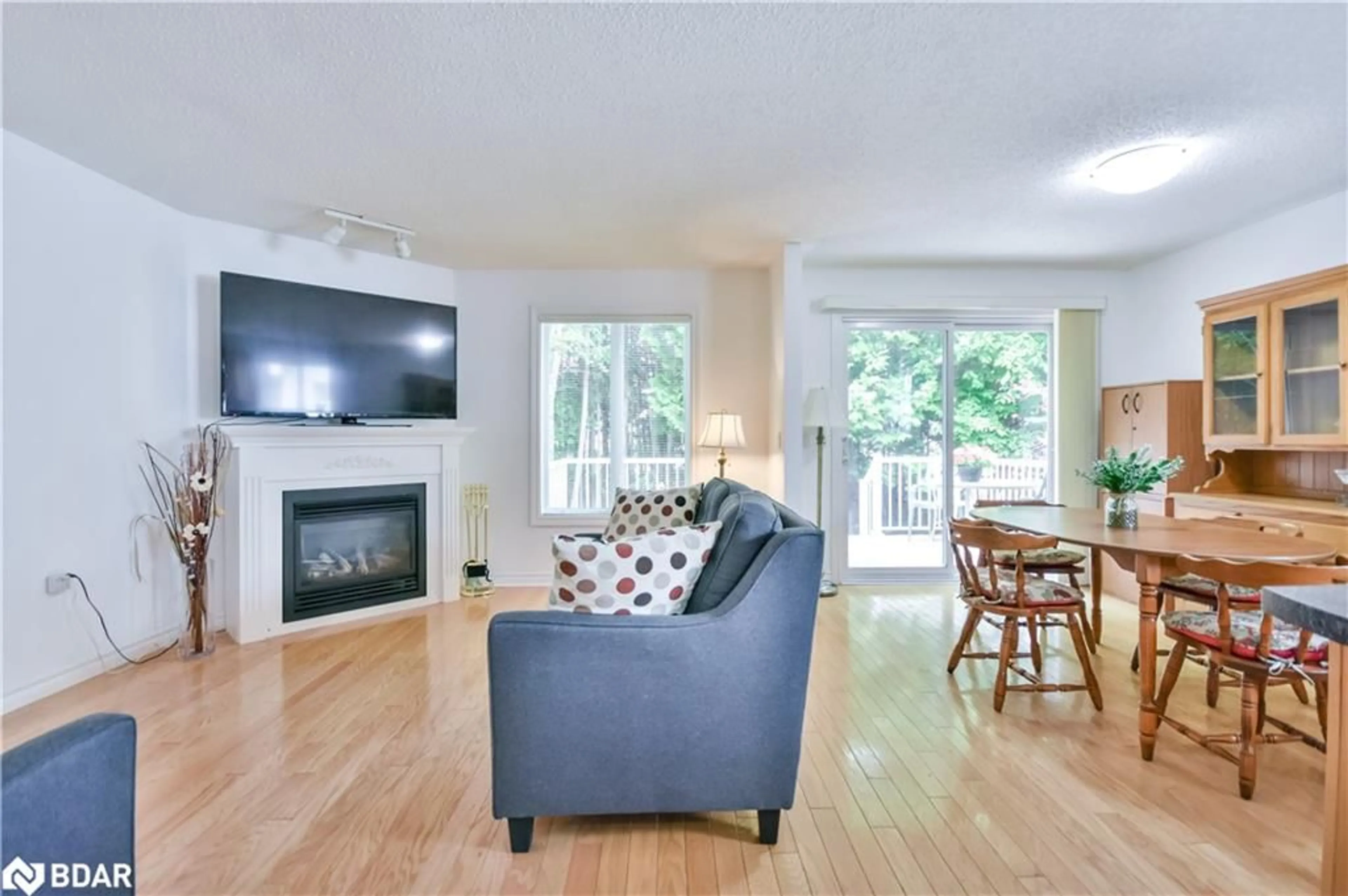 Living room with furniture, wood/laminate floor for 97 Pennsylvania Ave, Wasaga Beach Ontario L9Z 3A8