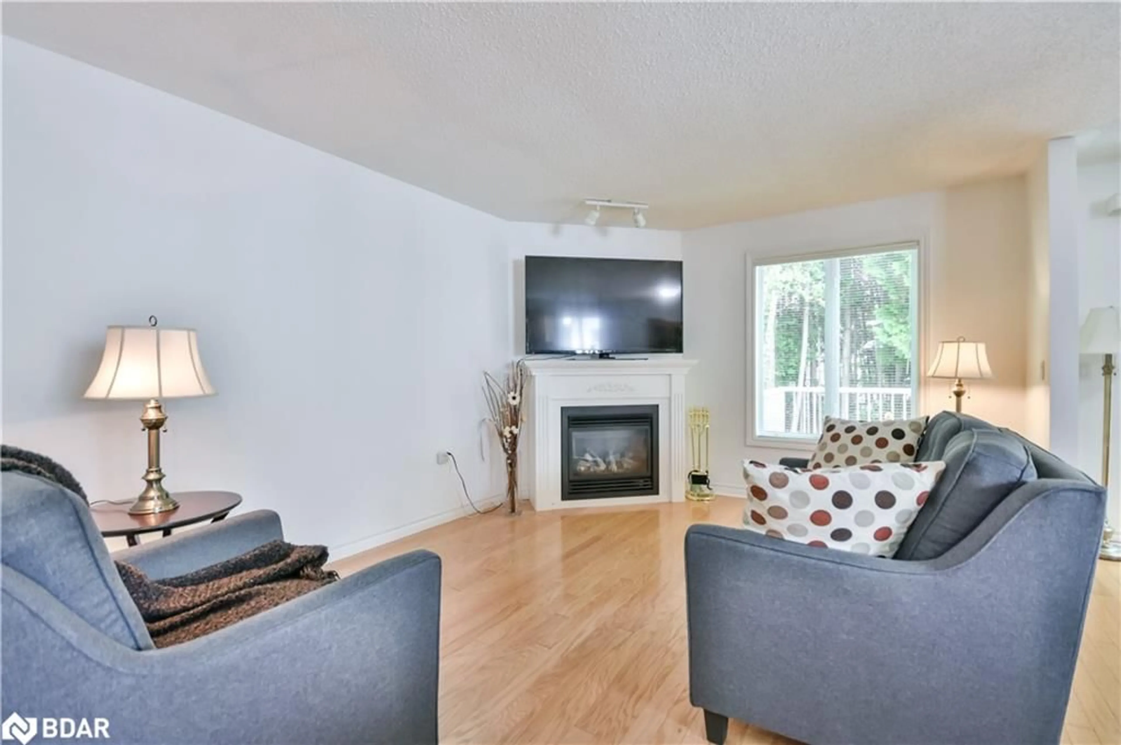 Living room with furniture, wood/laminate floor for 97 Pennsylvania Ave, Wasaga Beach Ontario L9Z 3A8
