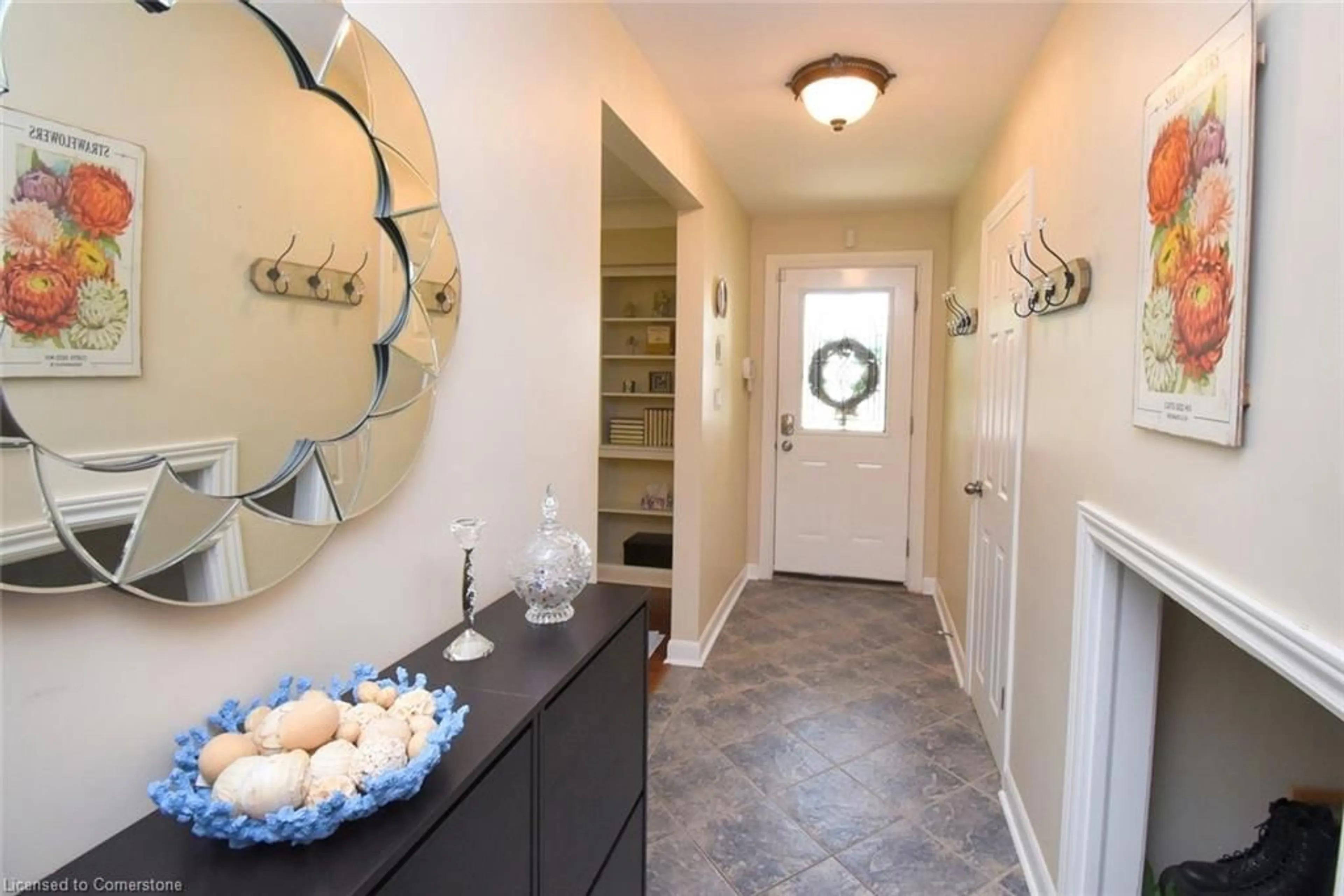 Indoor entryway for 33 Burwell Ave, Stoney Creek Ontario L8G 3L8