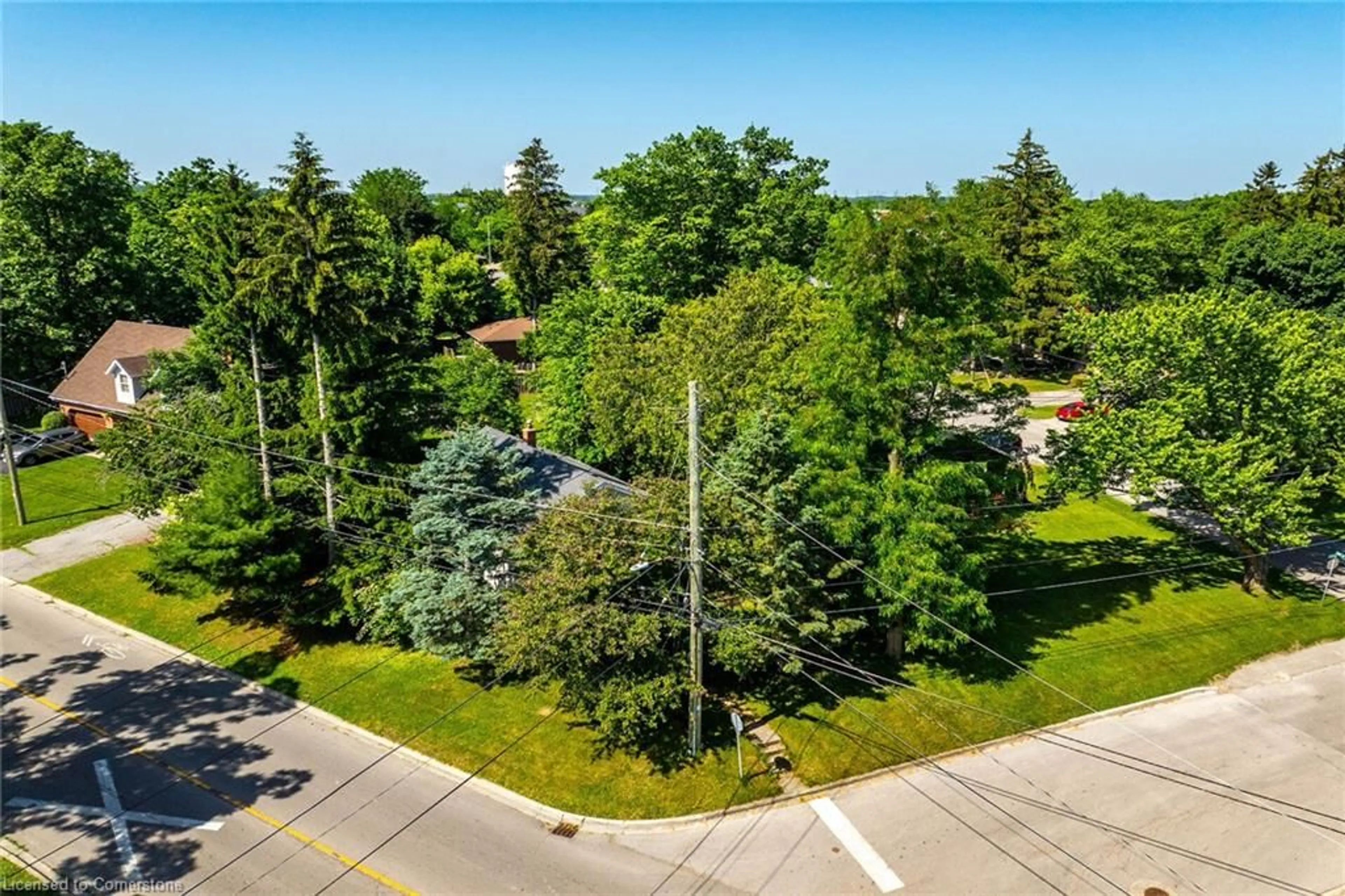 A pic from outside/outdoor area/front of a property/back of a property/a pic from drone, unknown for 69 Renfrew St, Caledonia Ontario N3W 1E8
