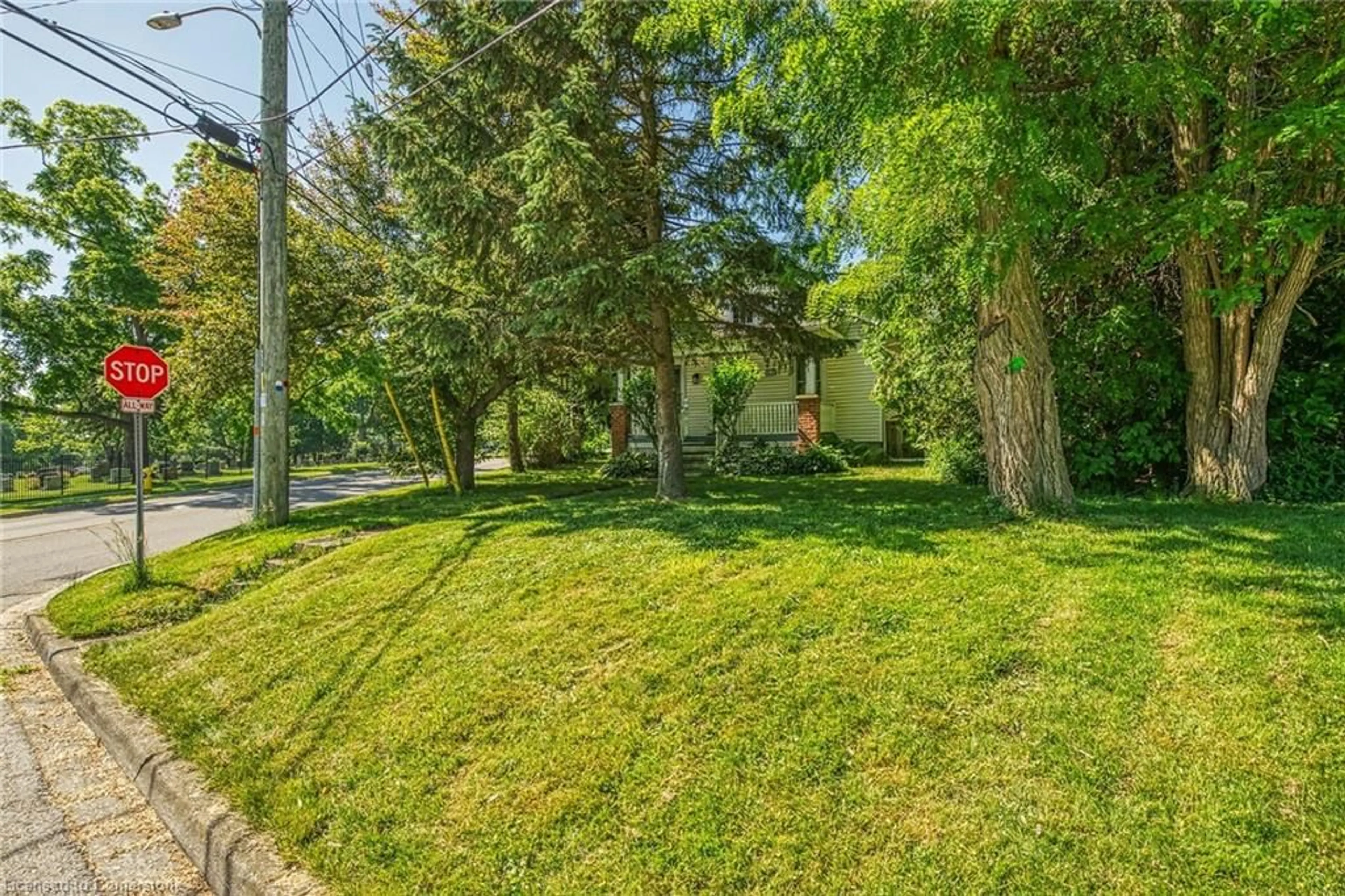 Patio, forest/trees view for 69 Renfrew St, Caledonia Ontario N3W 1E8