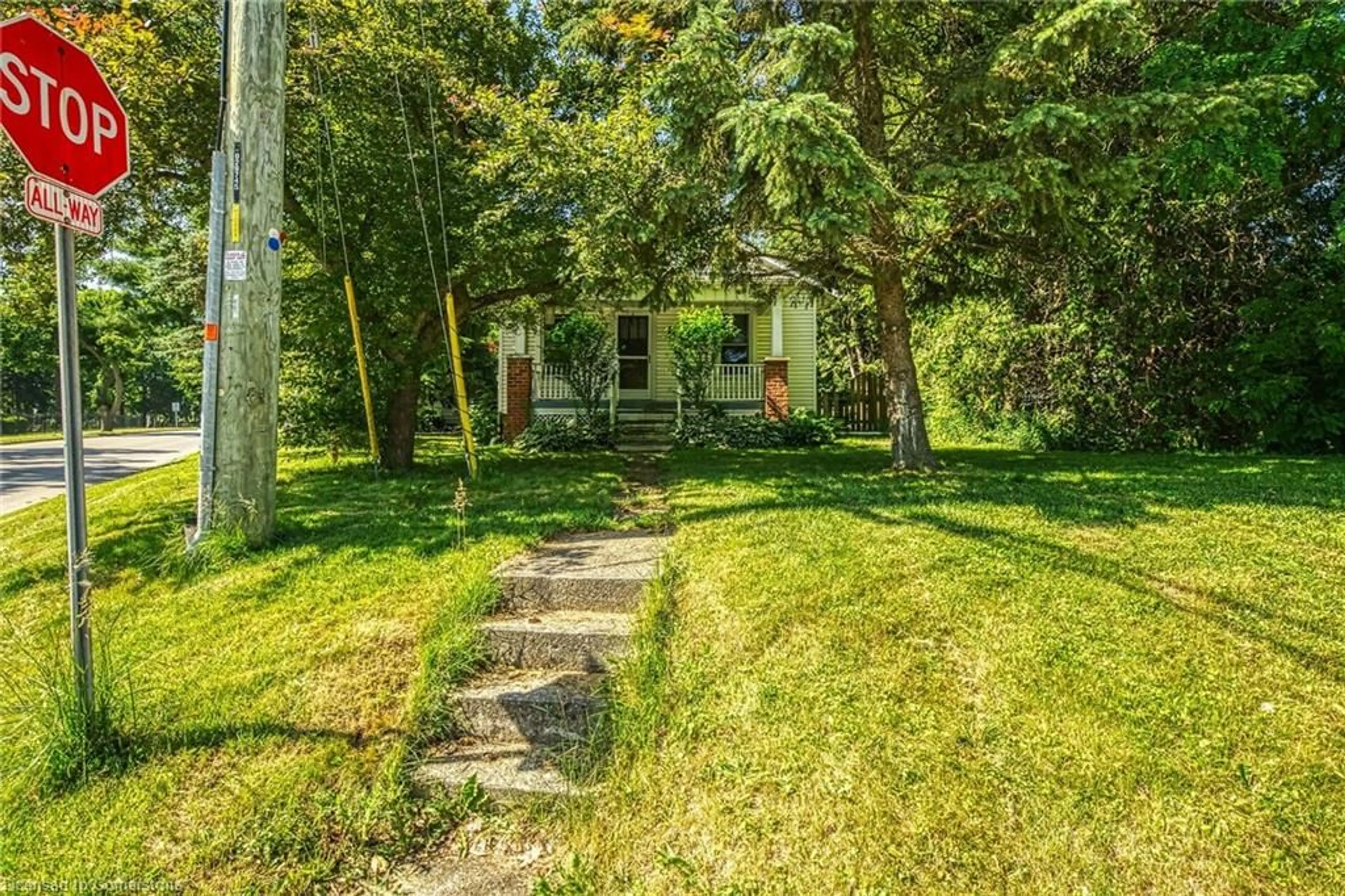 Patio, street for 69 Renfrew St, Caledonia Ontario N3W 1E8