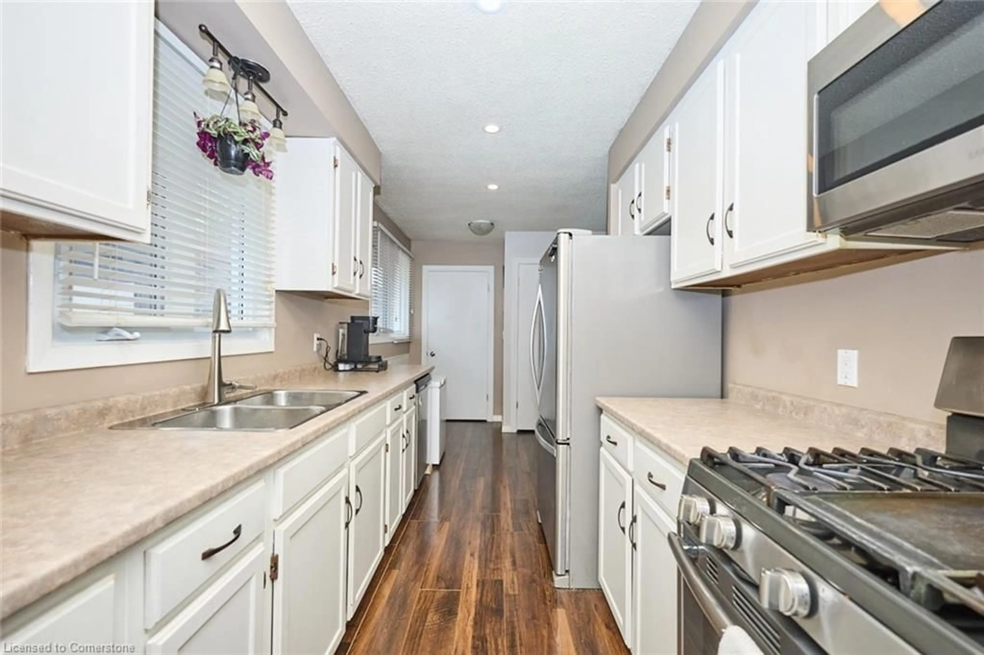 Standard kitchen, unknown for 130 Aqueduct St, Welland Ontario L3C 1C2