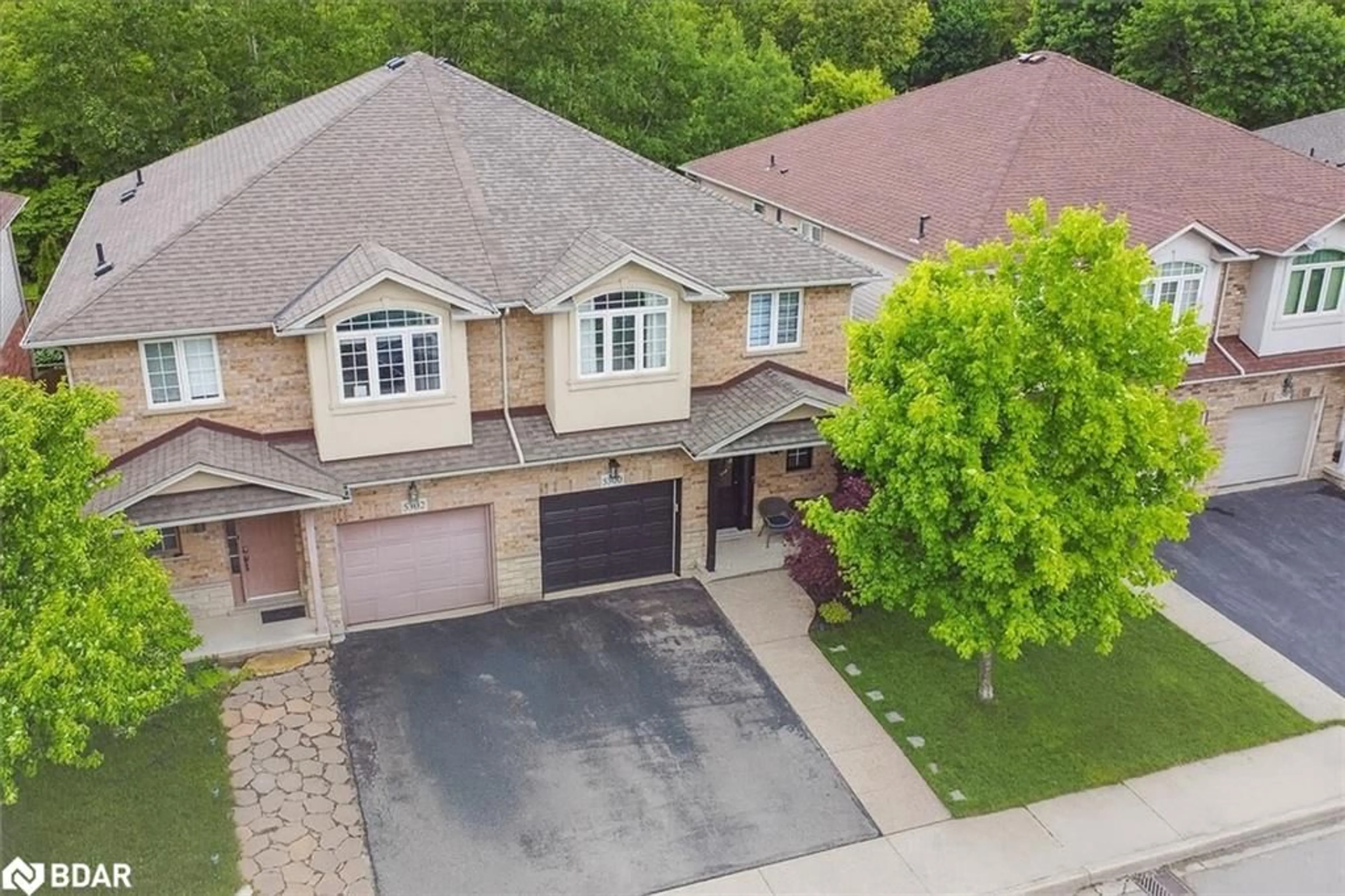 A pic from outside/outdoor area/front of a property/back of a property/a pic from drone, street for 5300 Picketts Way, Burlington Ontario L7L 7J6
