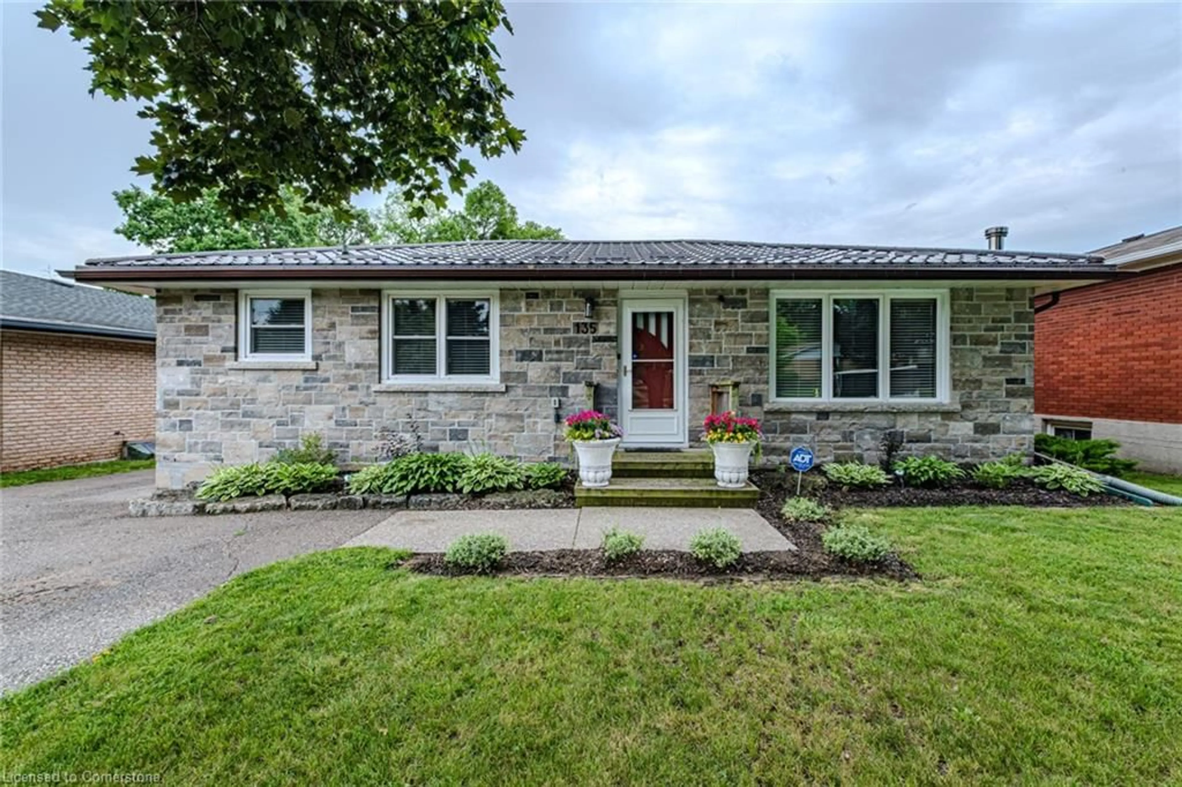 Home with brick exterior material, street for 135 Dorset Rd, Cambridge Ontario N1R 2X3