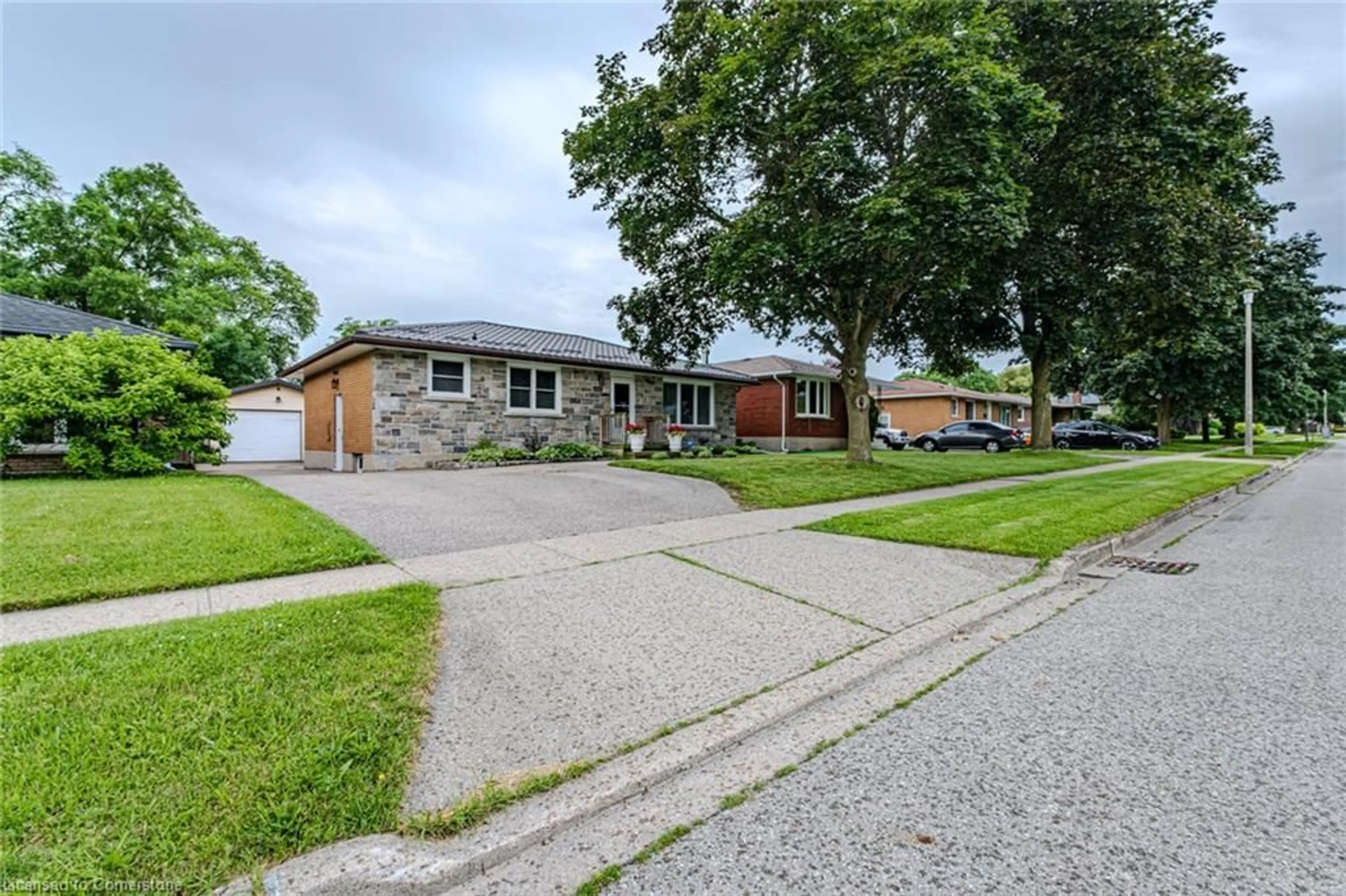 Home with brick exterior material, street for 135 Dorset Rd, Cambridge Ontario N1R 2X3