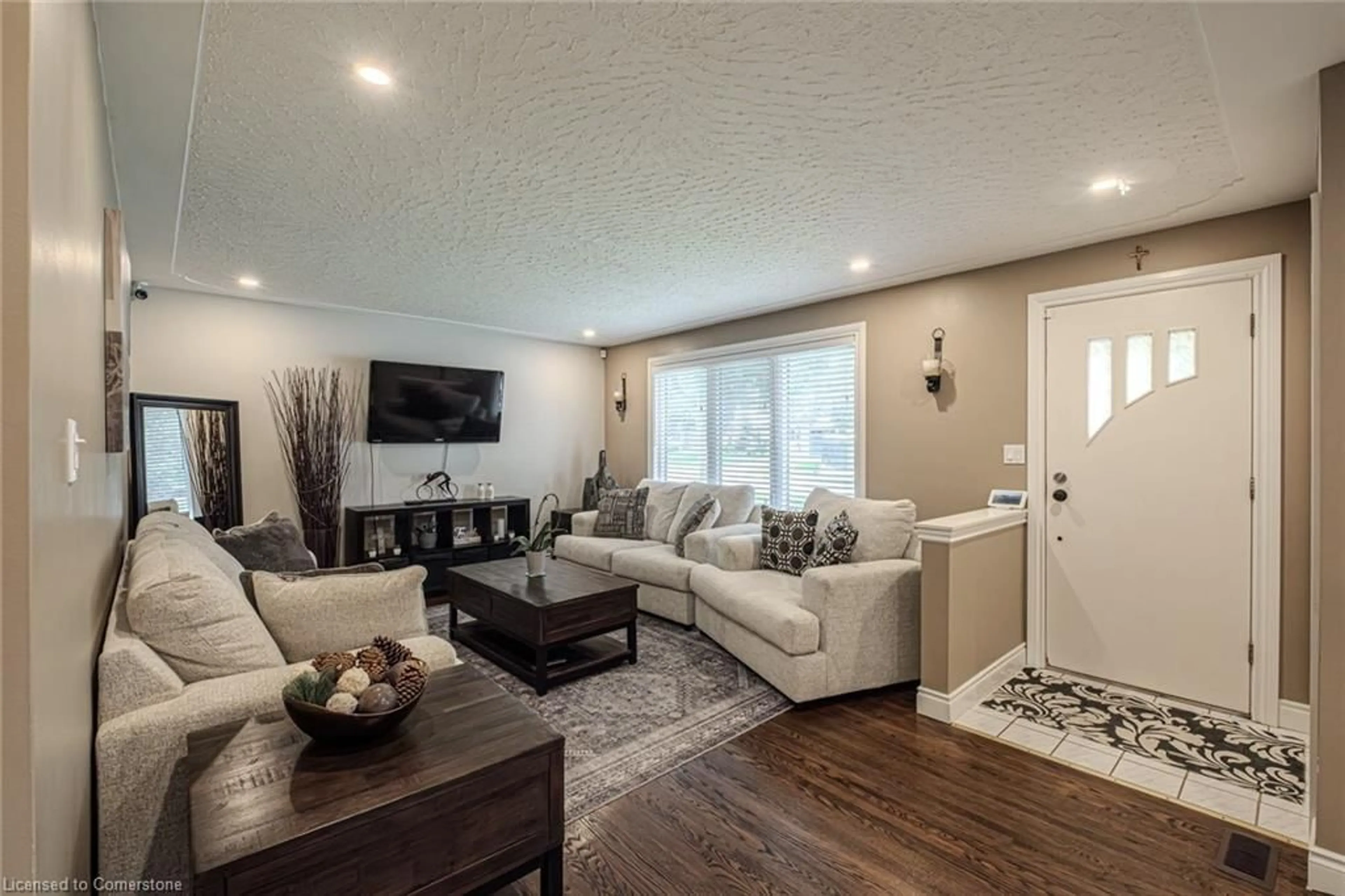 Living room with furniture, unknown for 135 Dorset Rd, Cambridge Ontario N1R 2X3