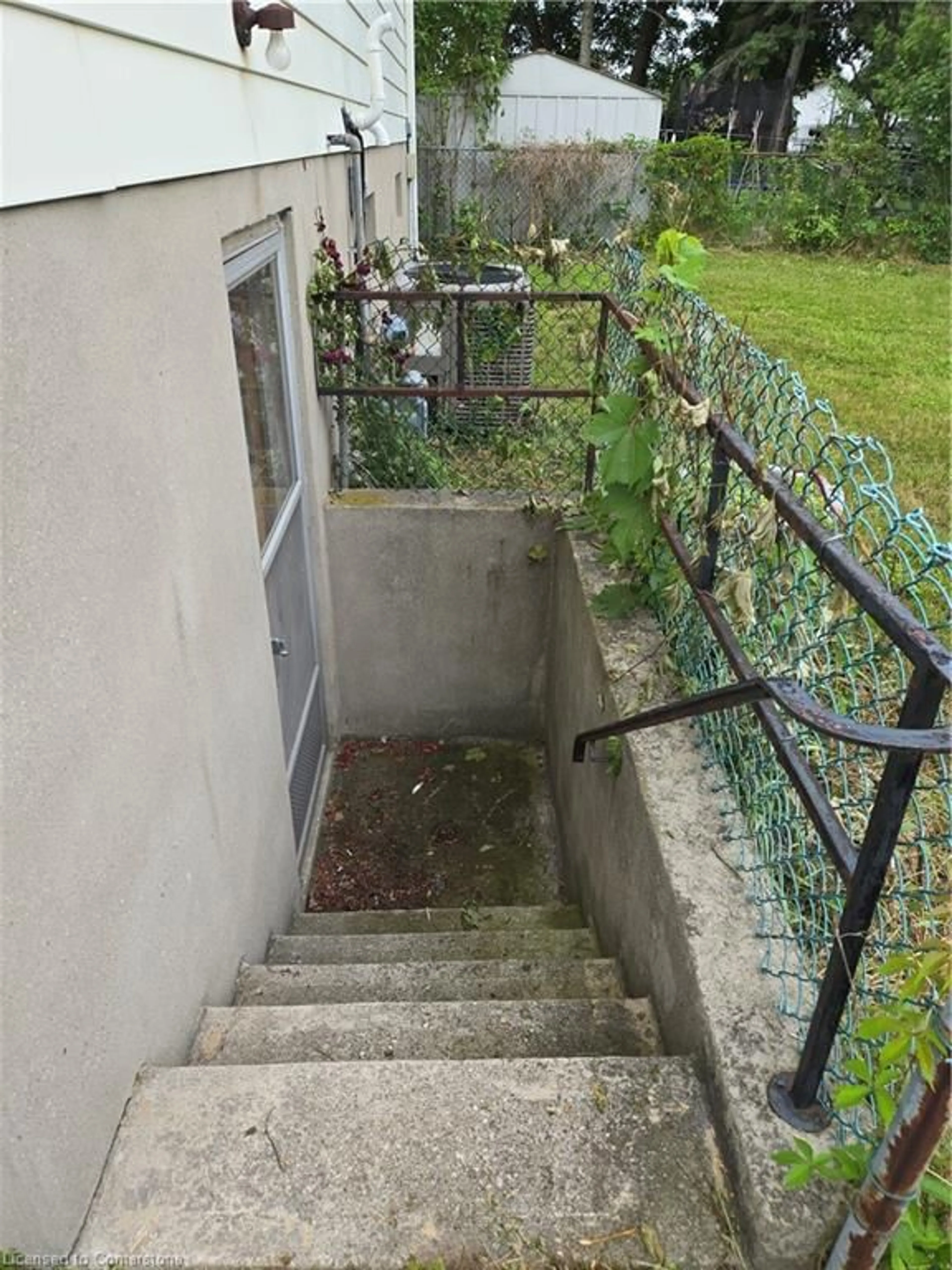 Stairs for 219 Huntingdon Cres, Waterloo Ontario N2L 4P8