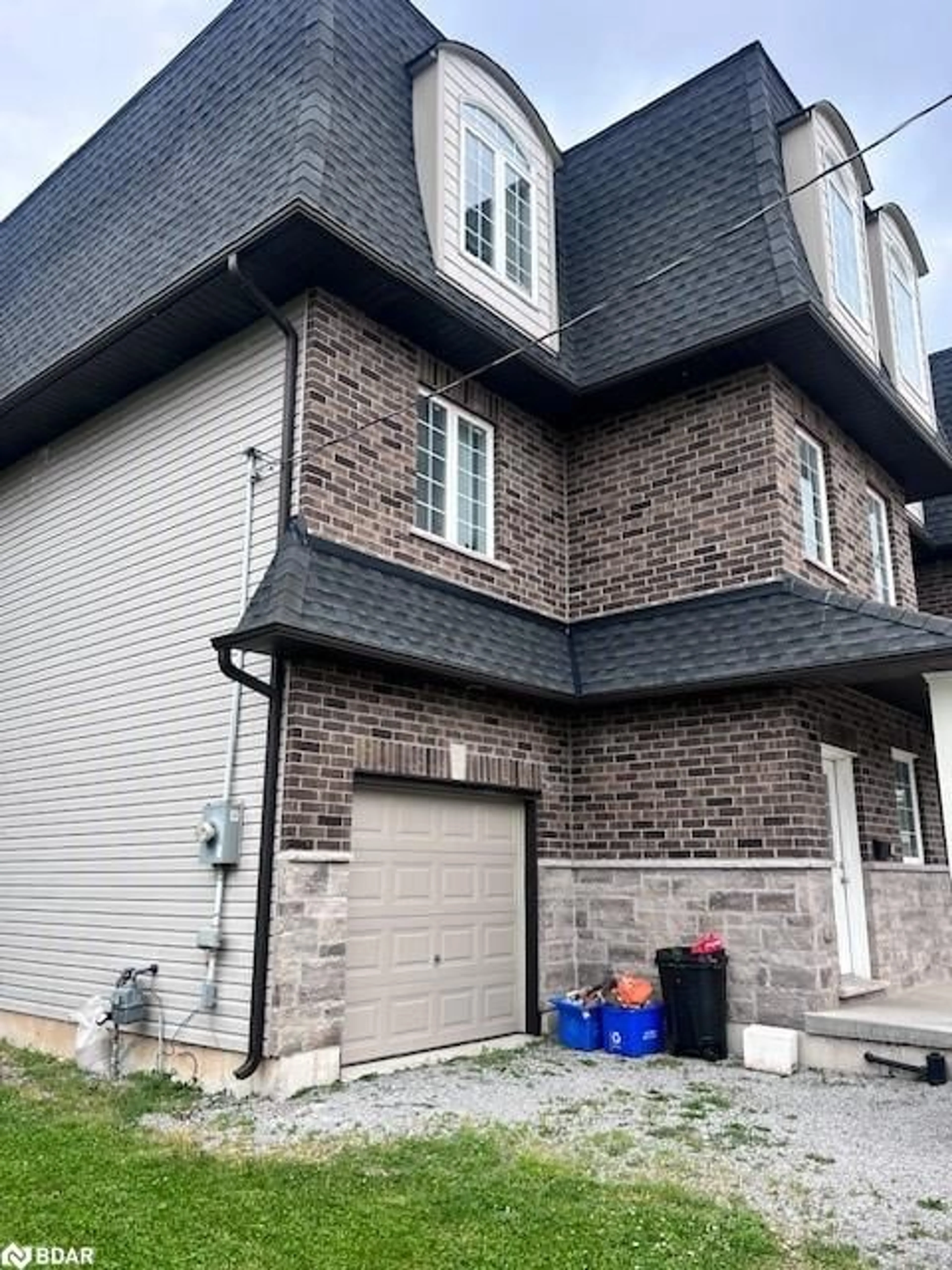 Home with brick exterior material, building for 7 Chestnut St, St. Catharines Ontario L2T 1G6