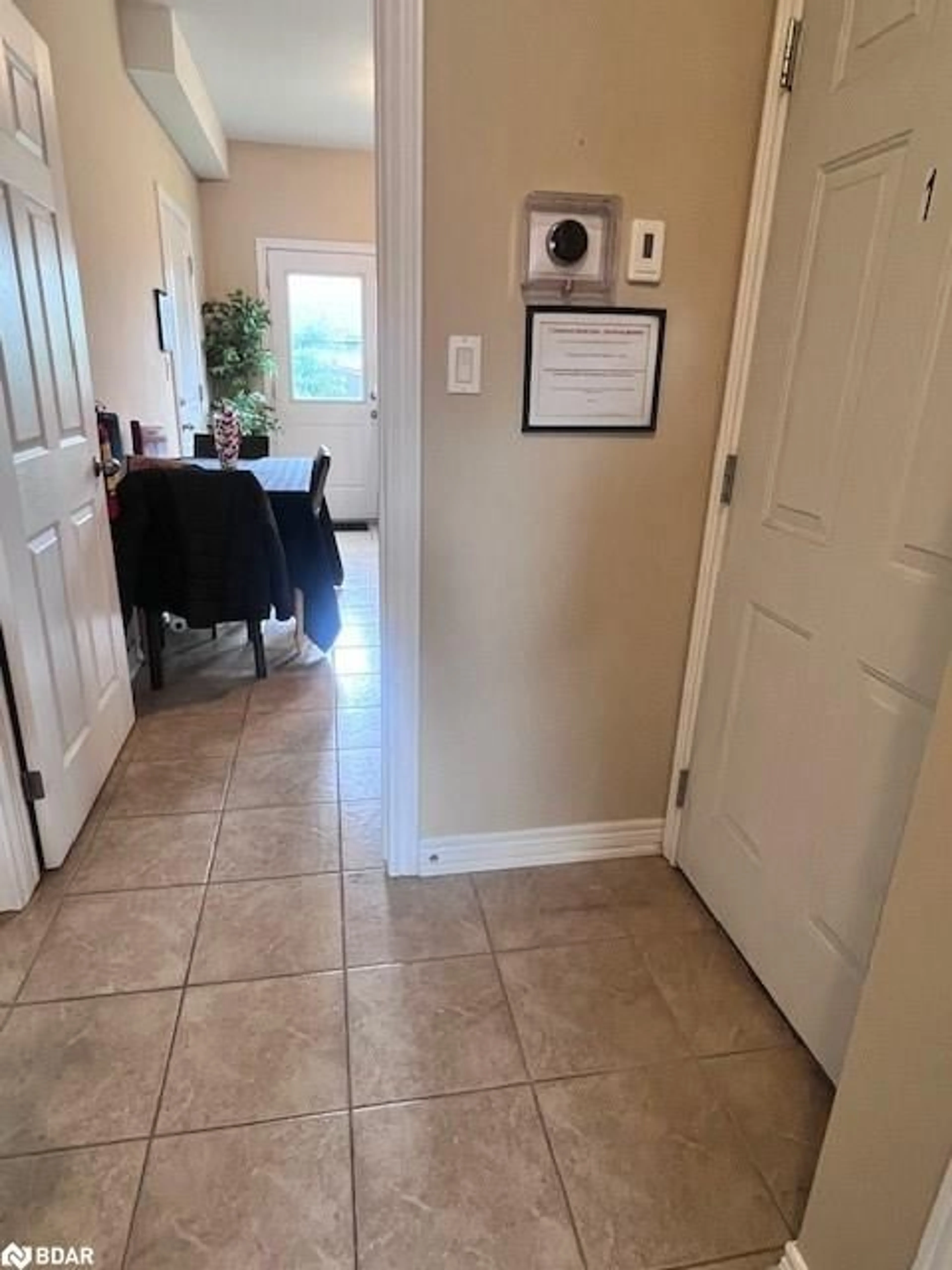 Indoor entryway for 7 Chestnut St, St. Catharines Ontario L2T 1G6