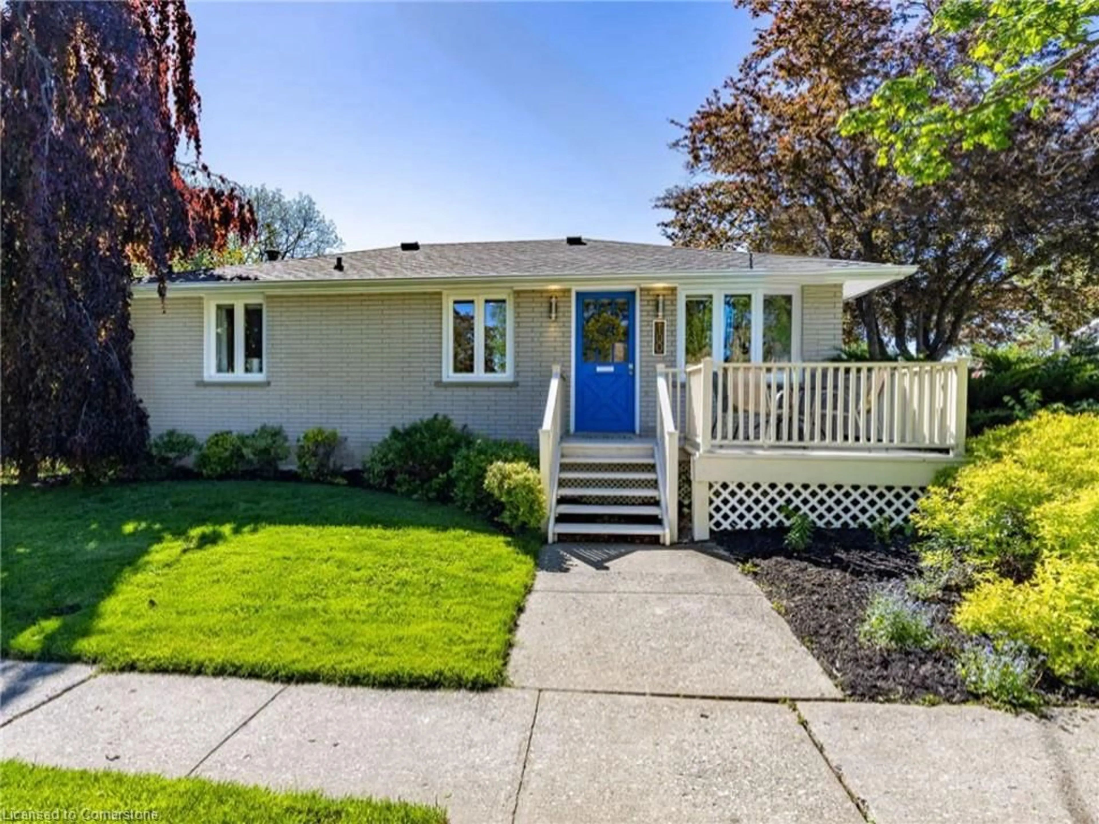 Home with vinyl exterior material, street for 100 Market St E, Port Dover Ontario N0A 1N0