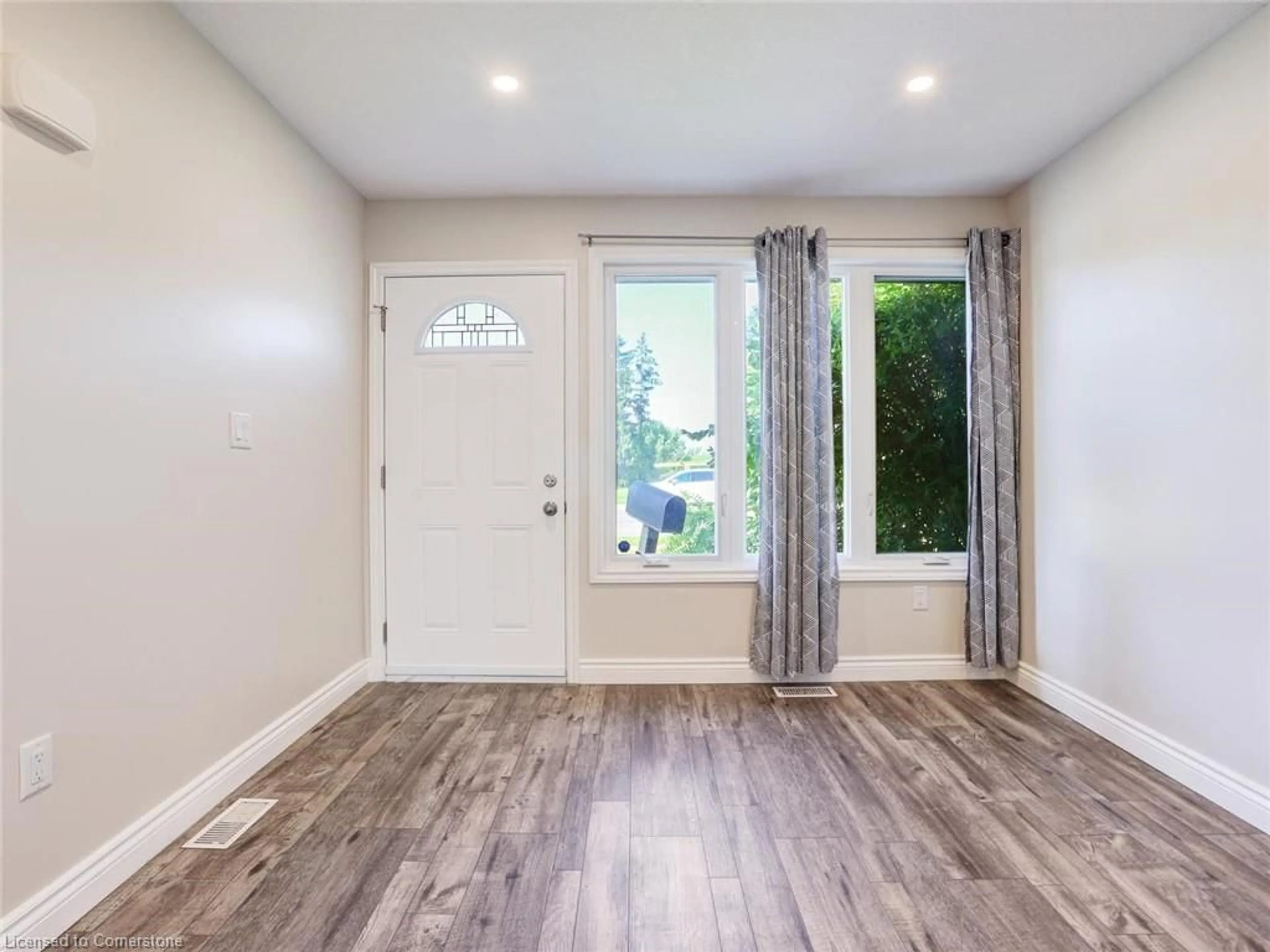 Indoor entryway for 833 Doon Village Rd, Kitchener Ontario N2P 1A1