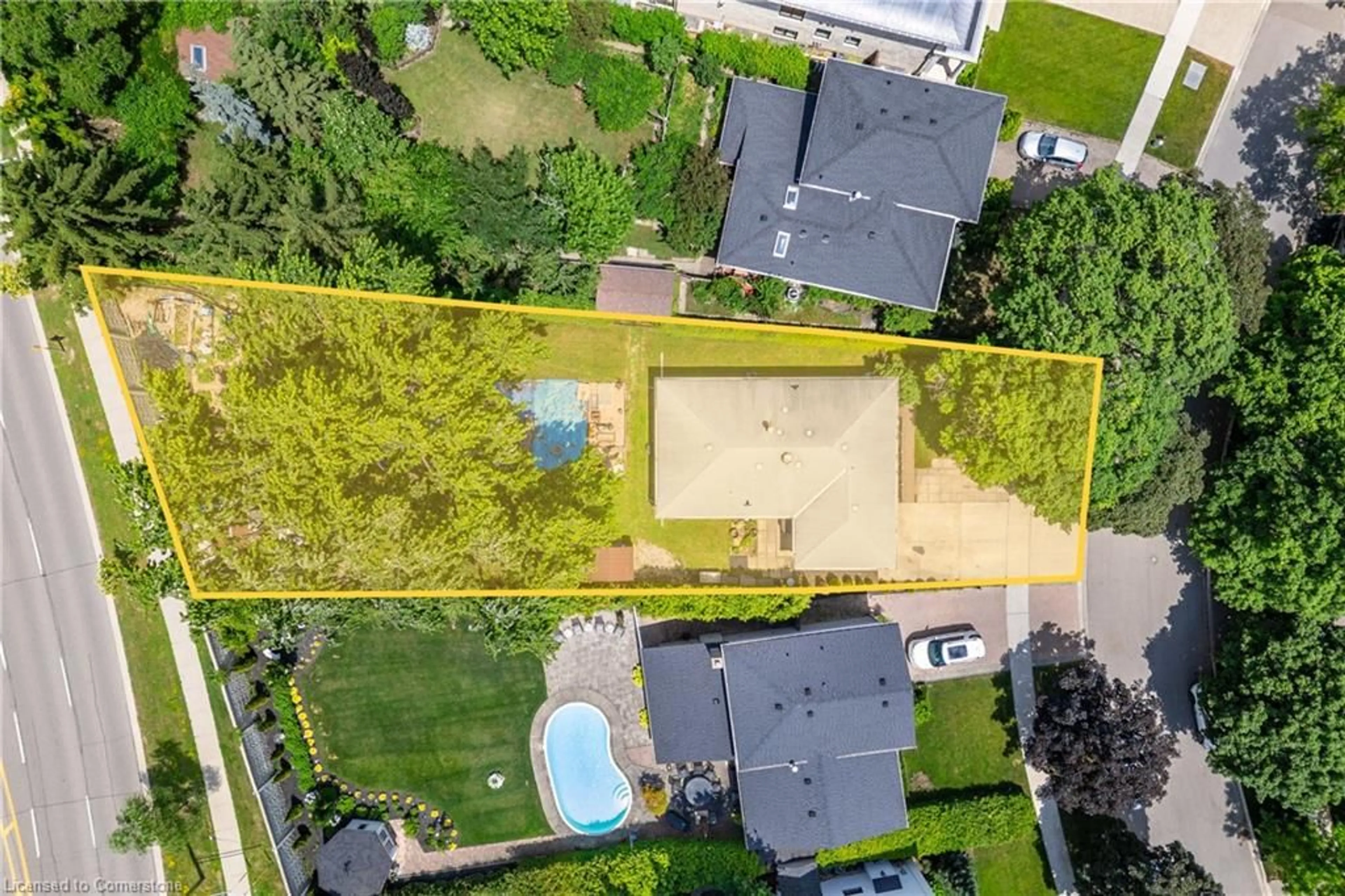 A pic from outside/outdoor area/front of a property/back of a property/a pic from drone, street for 503 Bohemia Cres, Oakville Ontario L6J 2K7