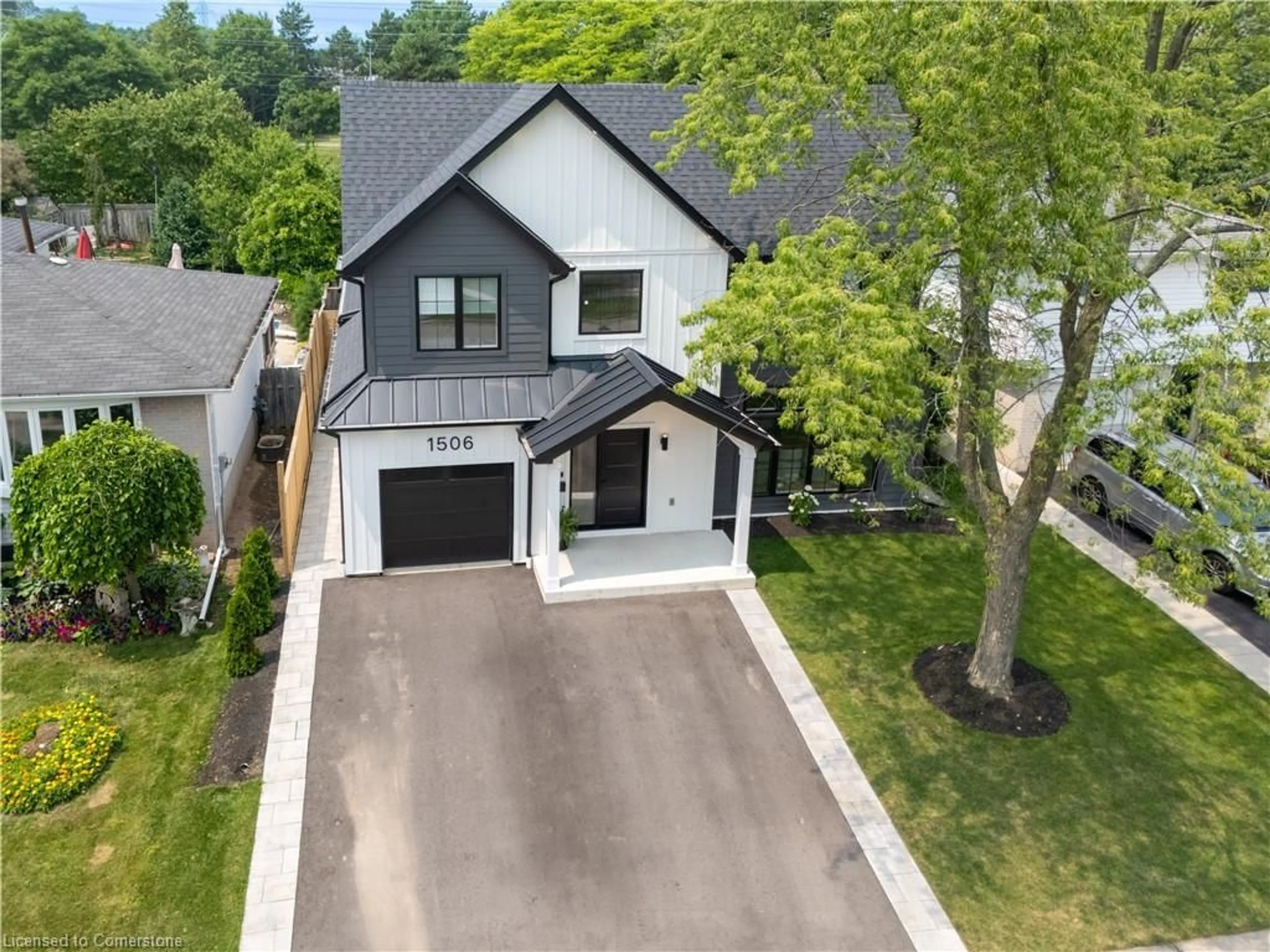 A pic from outside/outdoor area/front of a property/back of a property/a pic from drone, street for 1506 Newlands Cres, Burlington Ontario L7M 1N9