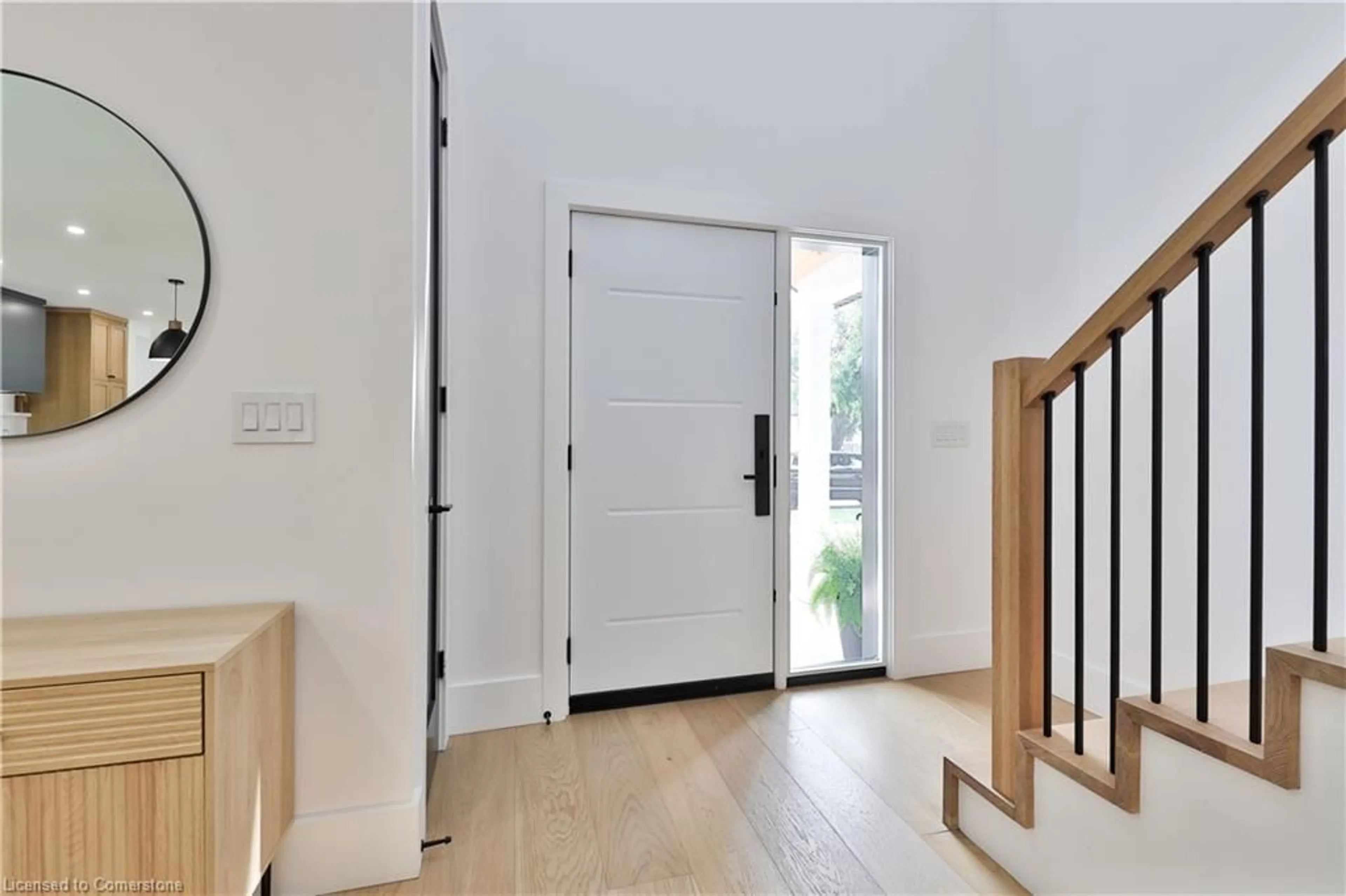 Indoor entryway for 1506 Newlands Cres, Burlington Ontario L7M 1N9