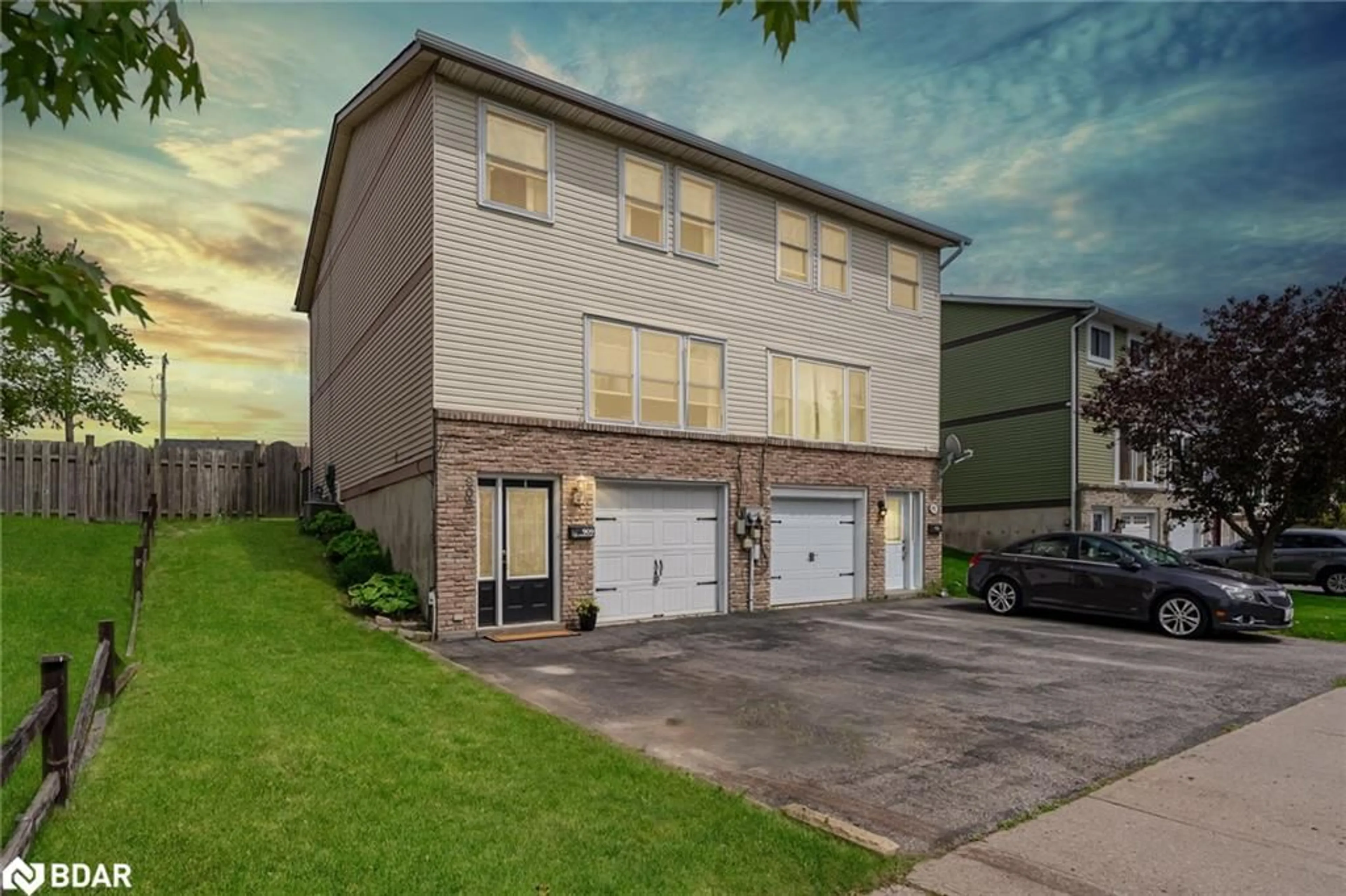 Unknown for 909 Southridge St, Oshawa Ontario L1H 8A4