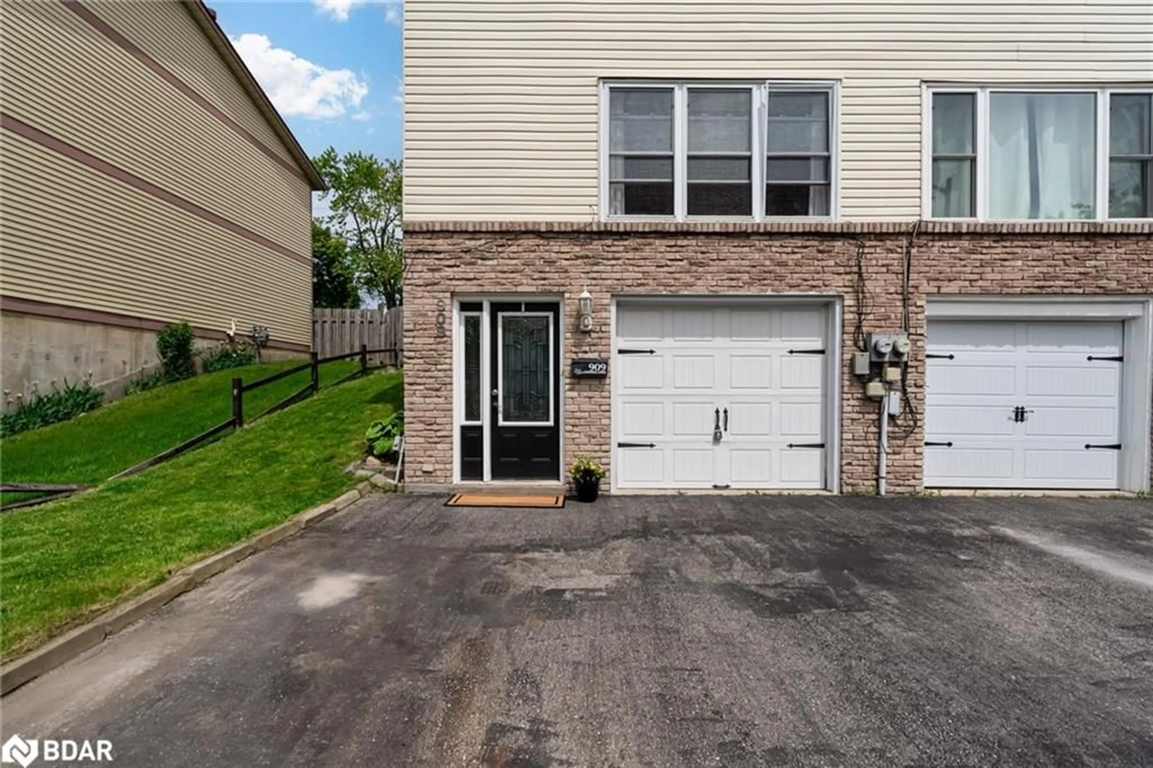 A pic from outside/outdoor area/front of a property/back of a property/a pic from drone, street for 909 Southridge St, Oshawa Ontario L1H 8A4