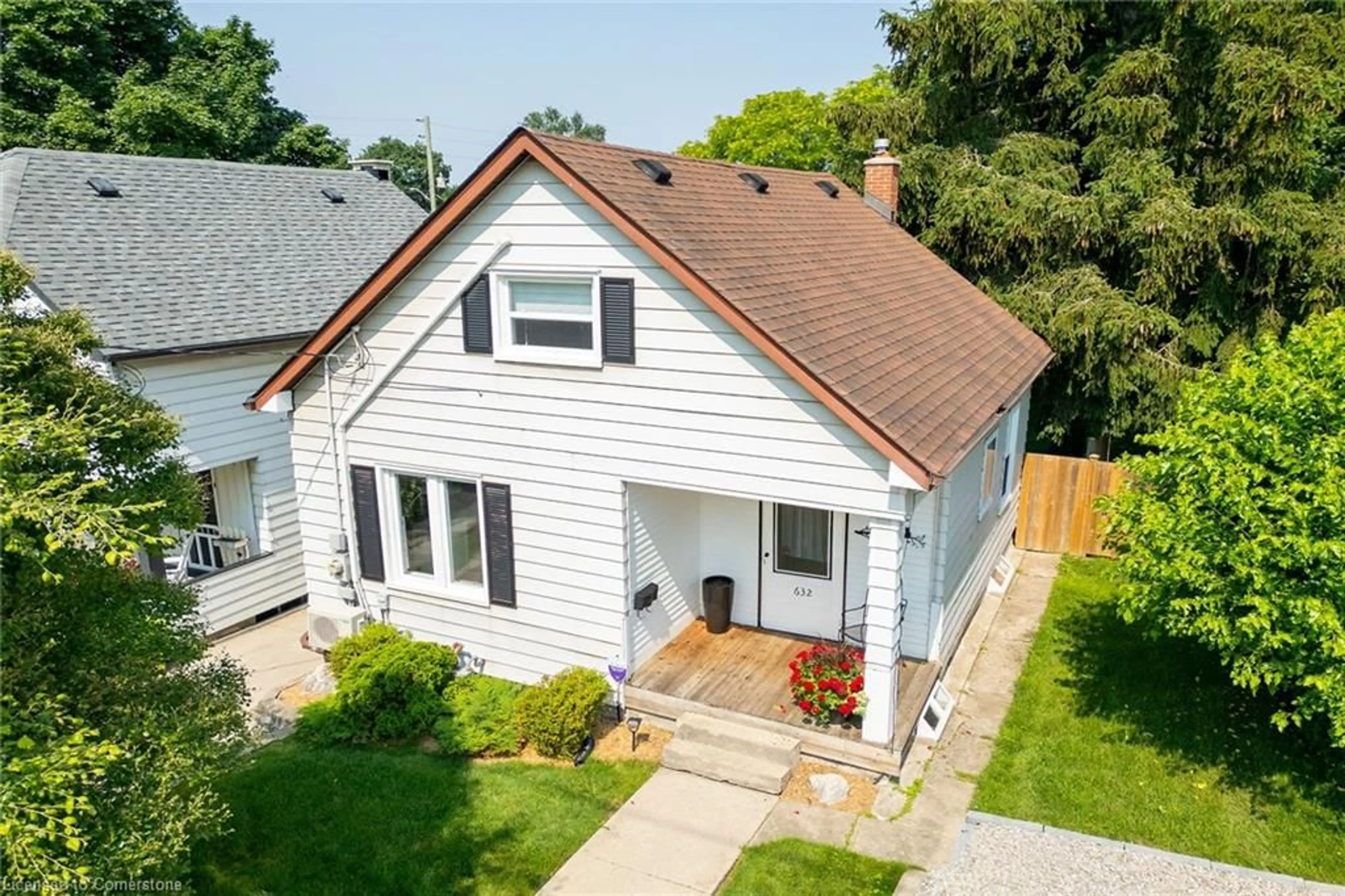 A pic from outside/outdoor area/front of a property/back of a property/a pic from drone, street for 632 Lowther St, Cambridge Ontario N3H 1Z6