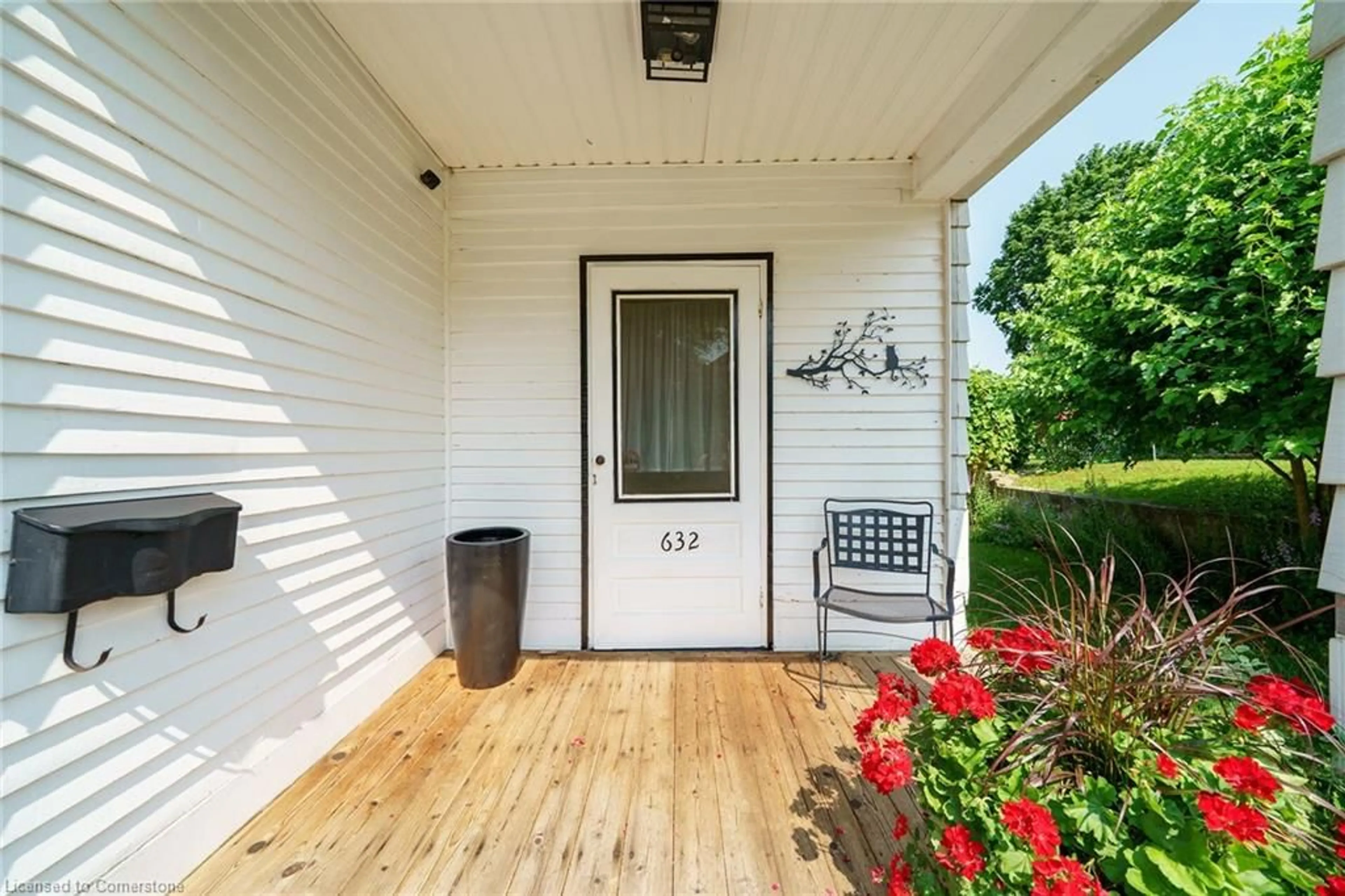 Indoor entryway for 632 Lowther St, Cambridge Ontario N3H 1Z6