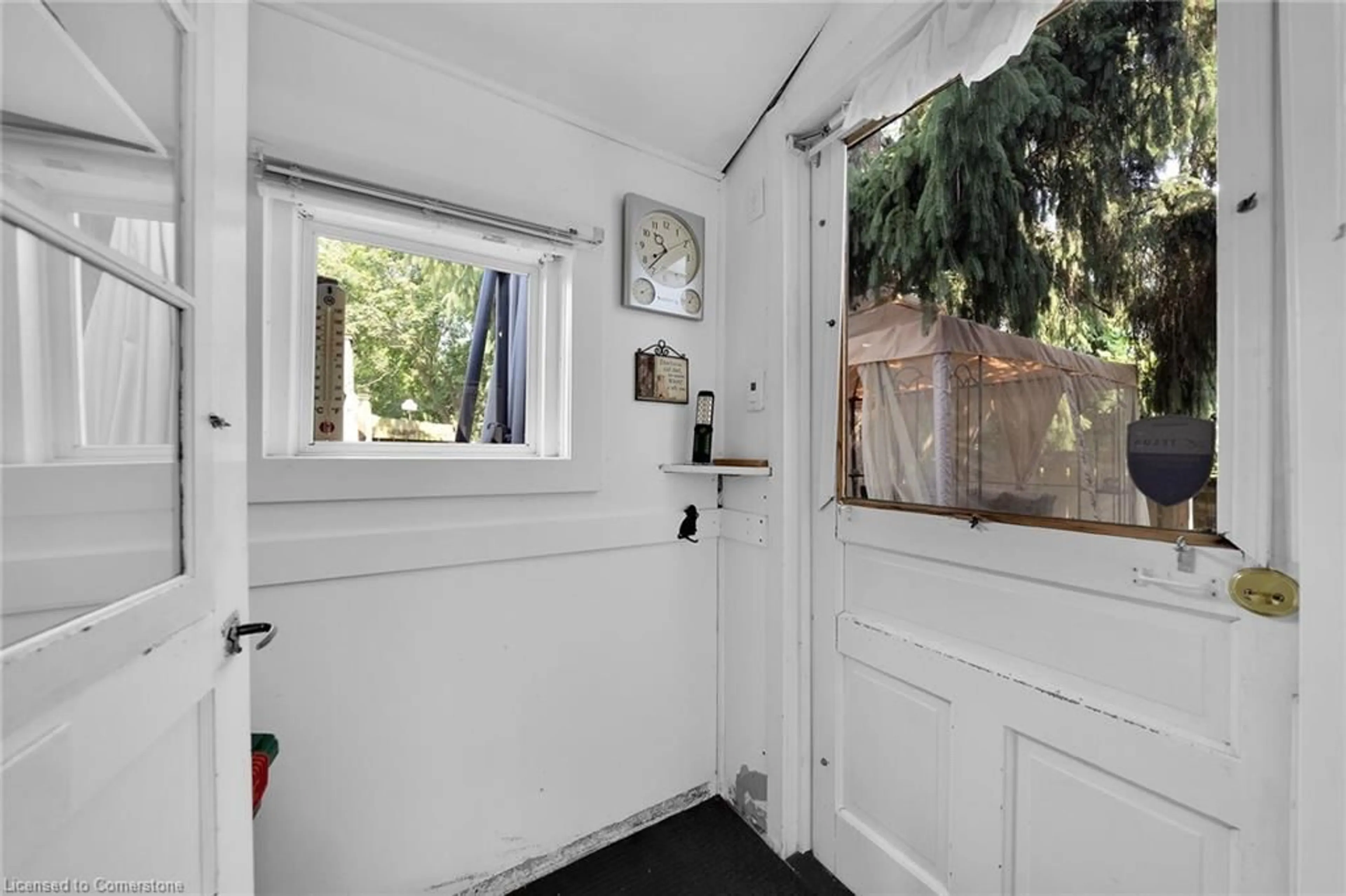 Indoor entryway for 632 Lowther St, Cambridge Ontario N3H 1Z6
