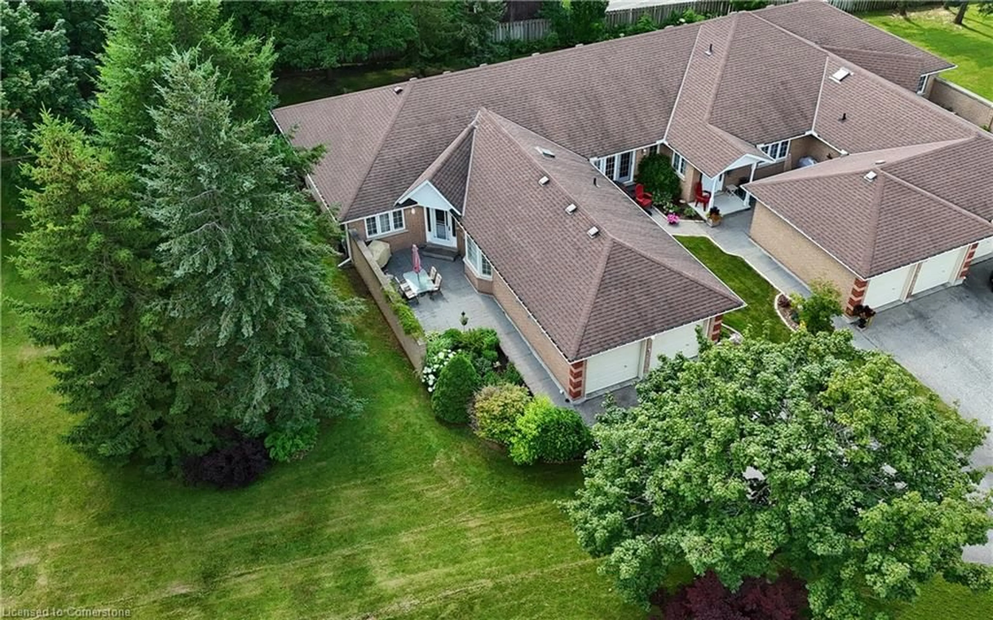 A pic from outside/outdoor area/front of a property/back of a property/a pic from drone, mountain view for 95 Beasley Cres #5, Cambridge Ontario N1T 1P5