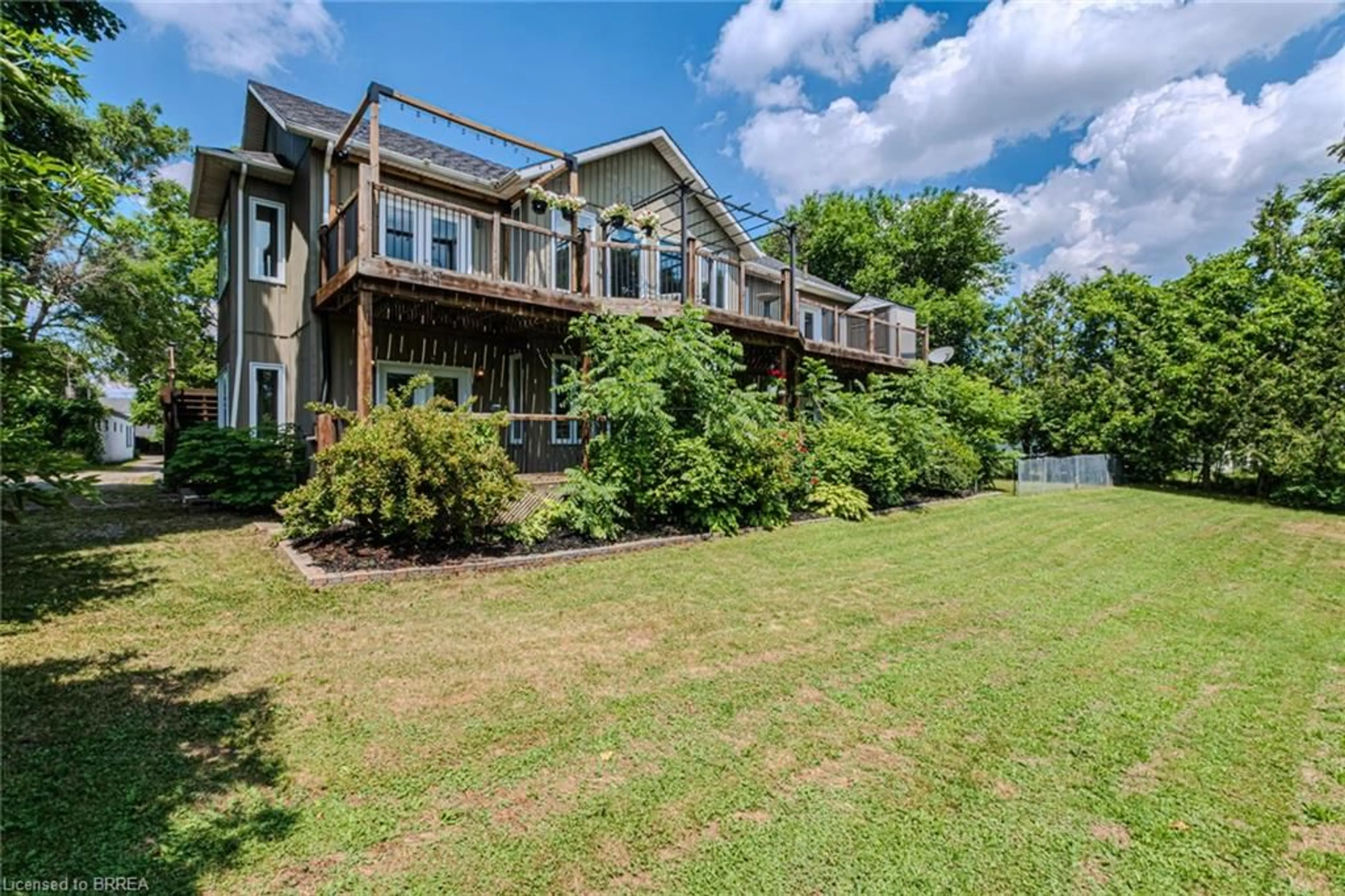 A pic from outside/outdoor area/front of a property/back of a property/a pic from drone, water/lake/river/ocean view for 192 Grand River Ave, Brantford Ontario N3T 4X9