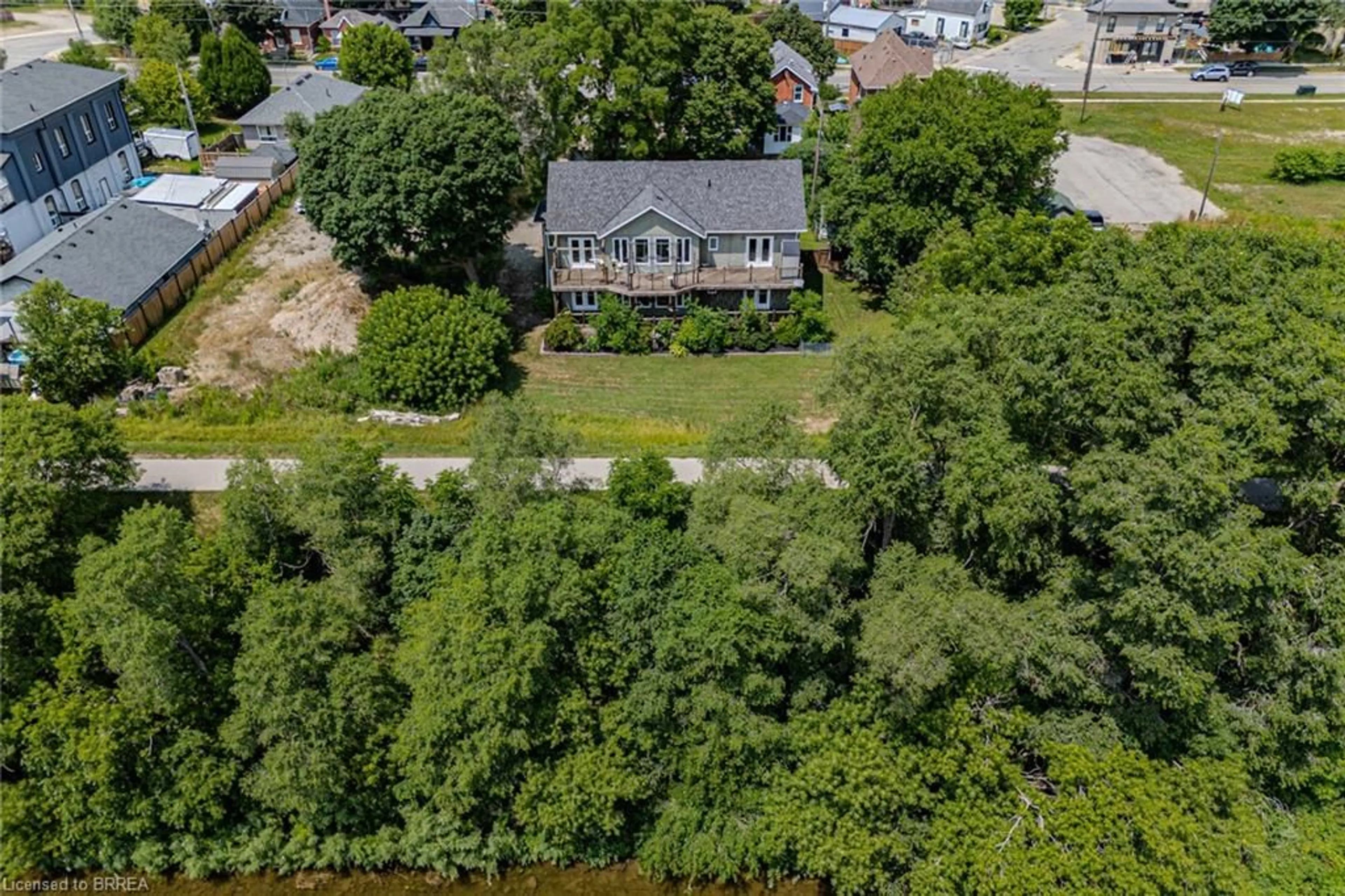 A pic from outside/outdoor area/front of a property/back of a property/a pic from drone, street for 192 Grand River Ave, Brantford Ontario N3T 4X9