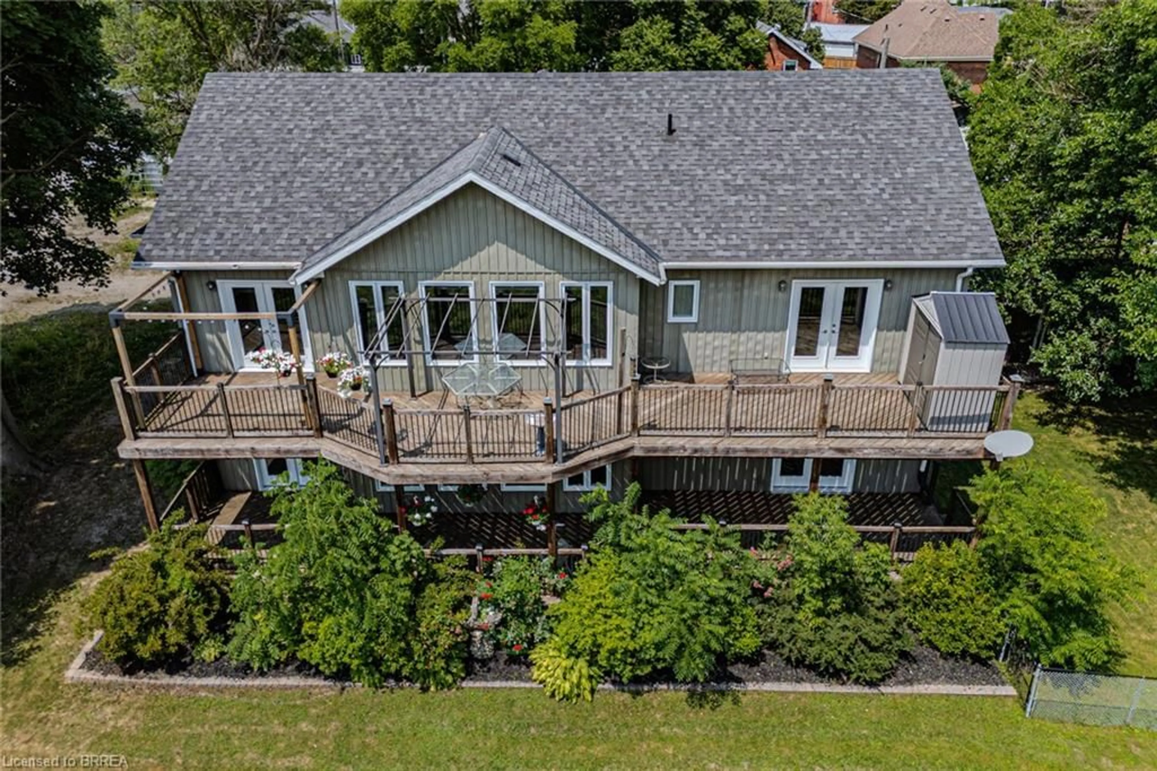 A pic from outside/outdoor area/front of a property/back of a property/a pic from drone, unknown for 192 Grand River Ave, Brantford Ontario N3T 4X9