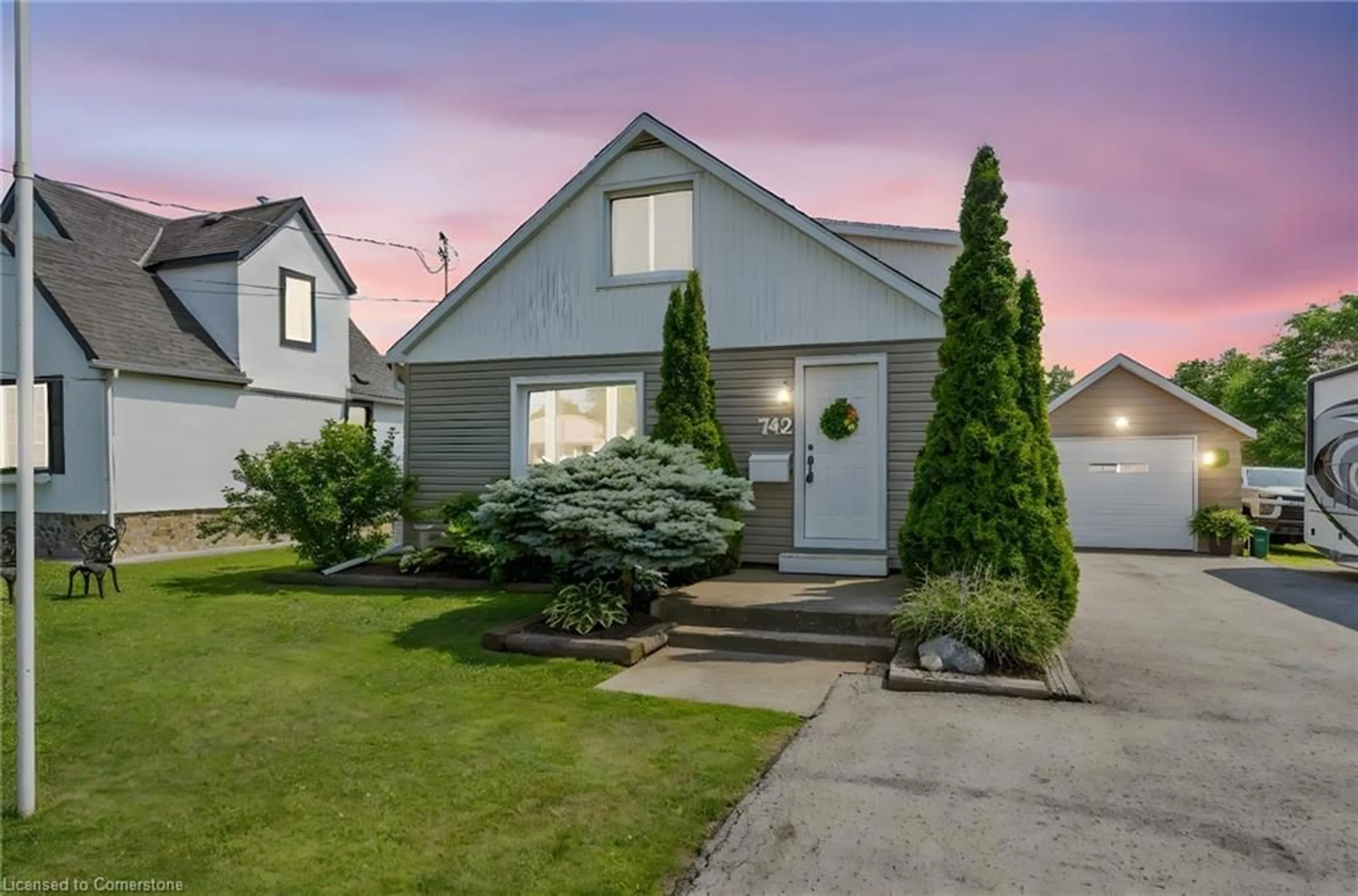 Home with vinyl exterior material, street for 742 Broadway St, Welland Ontario L3C 5M8