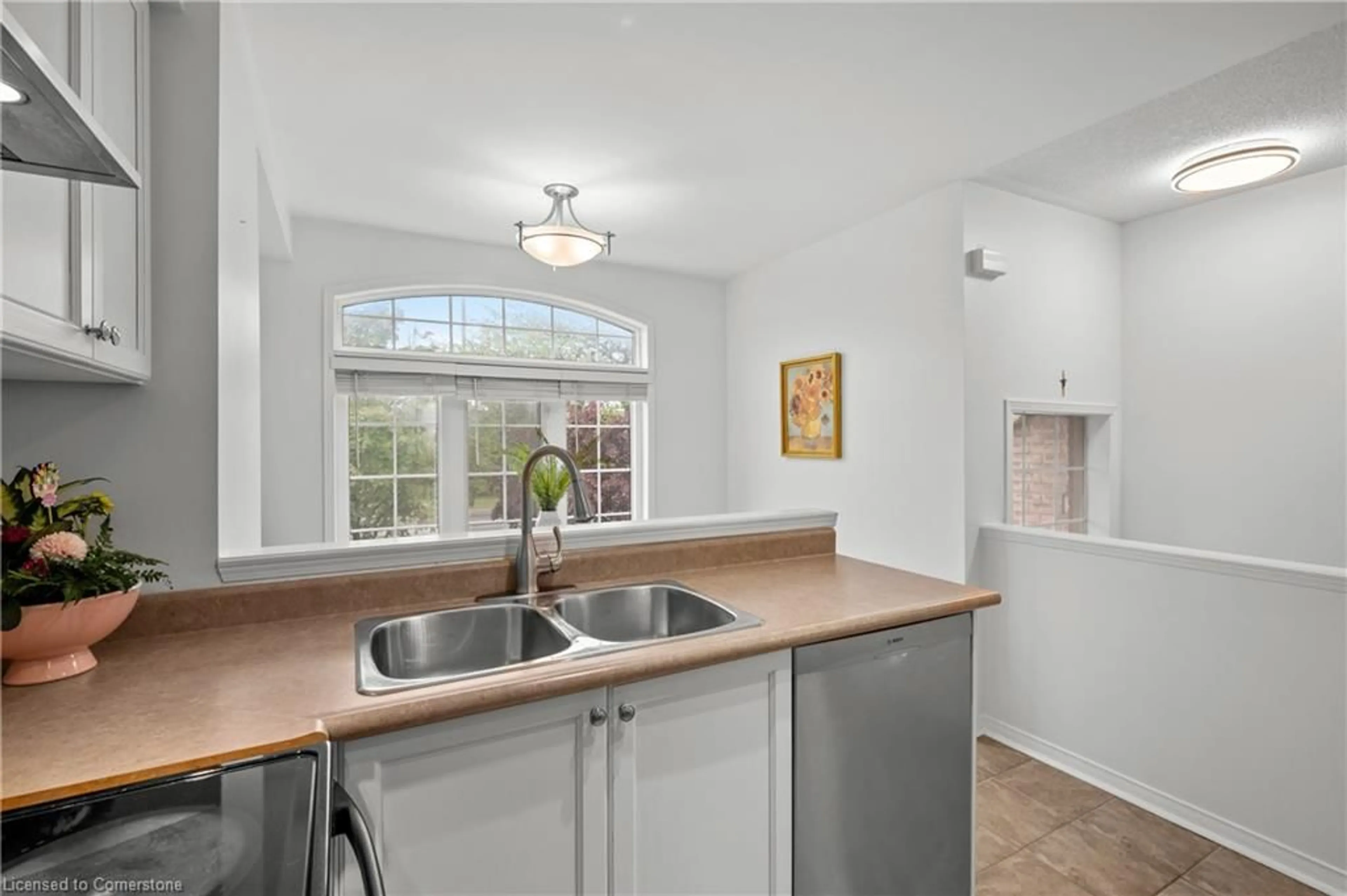 Standard kitchen, ceramic/tile floor for 3301 Redpath Cir, Mississauga Ontario L5N 8R3
