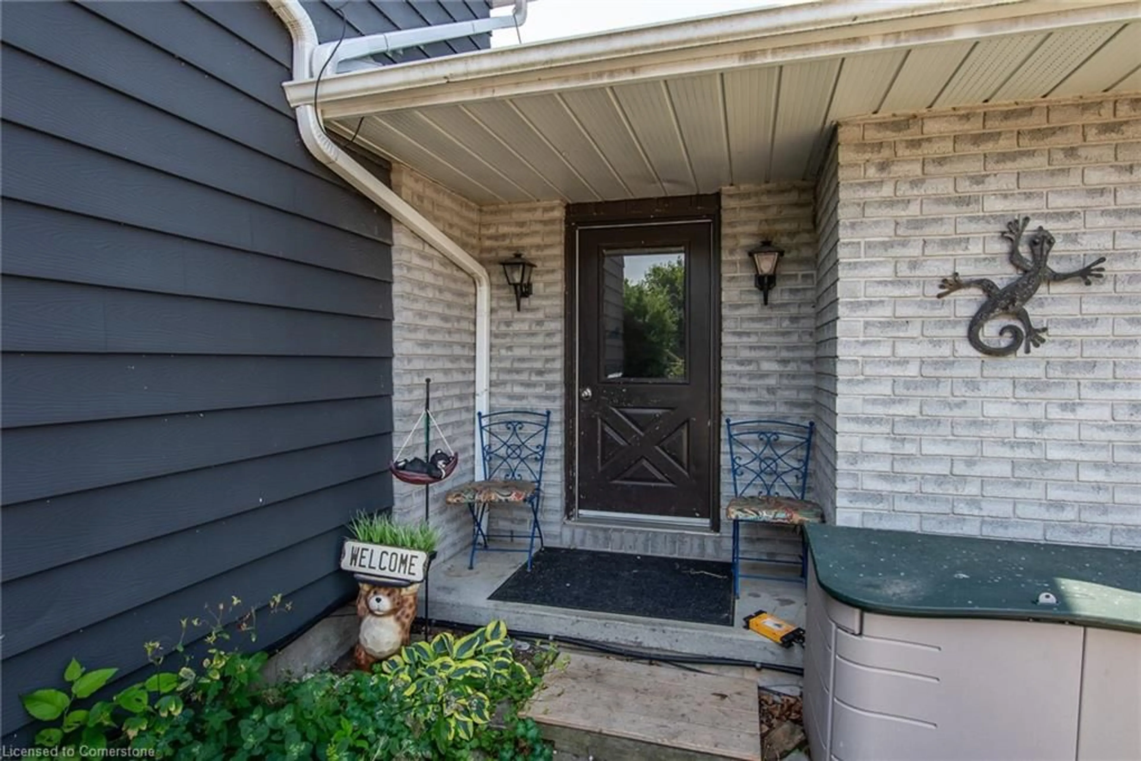 Indoor entryway for 32 River St, Bloomingdale Ontario N0B 1K0