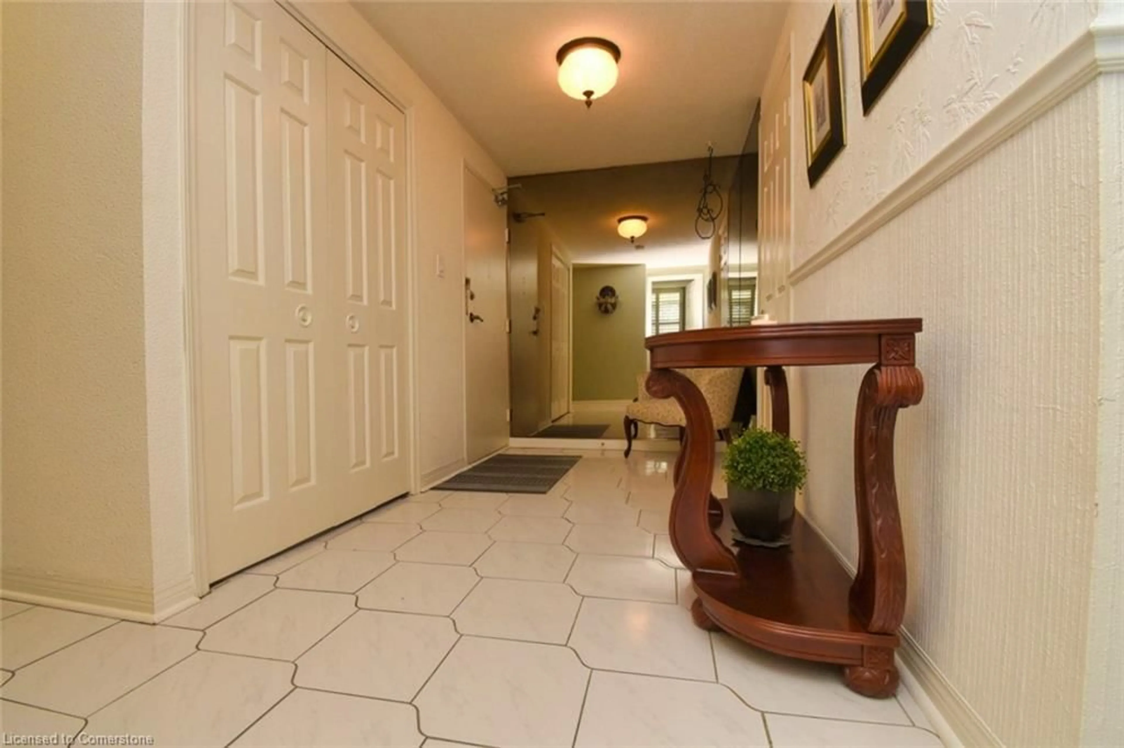 Indoor foyer for 40 Harrisford St #108, Hamilton Ontario L8K 6N1