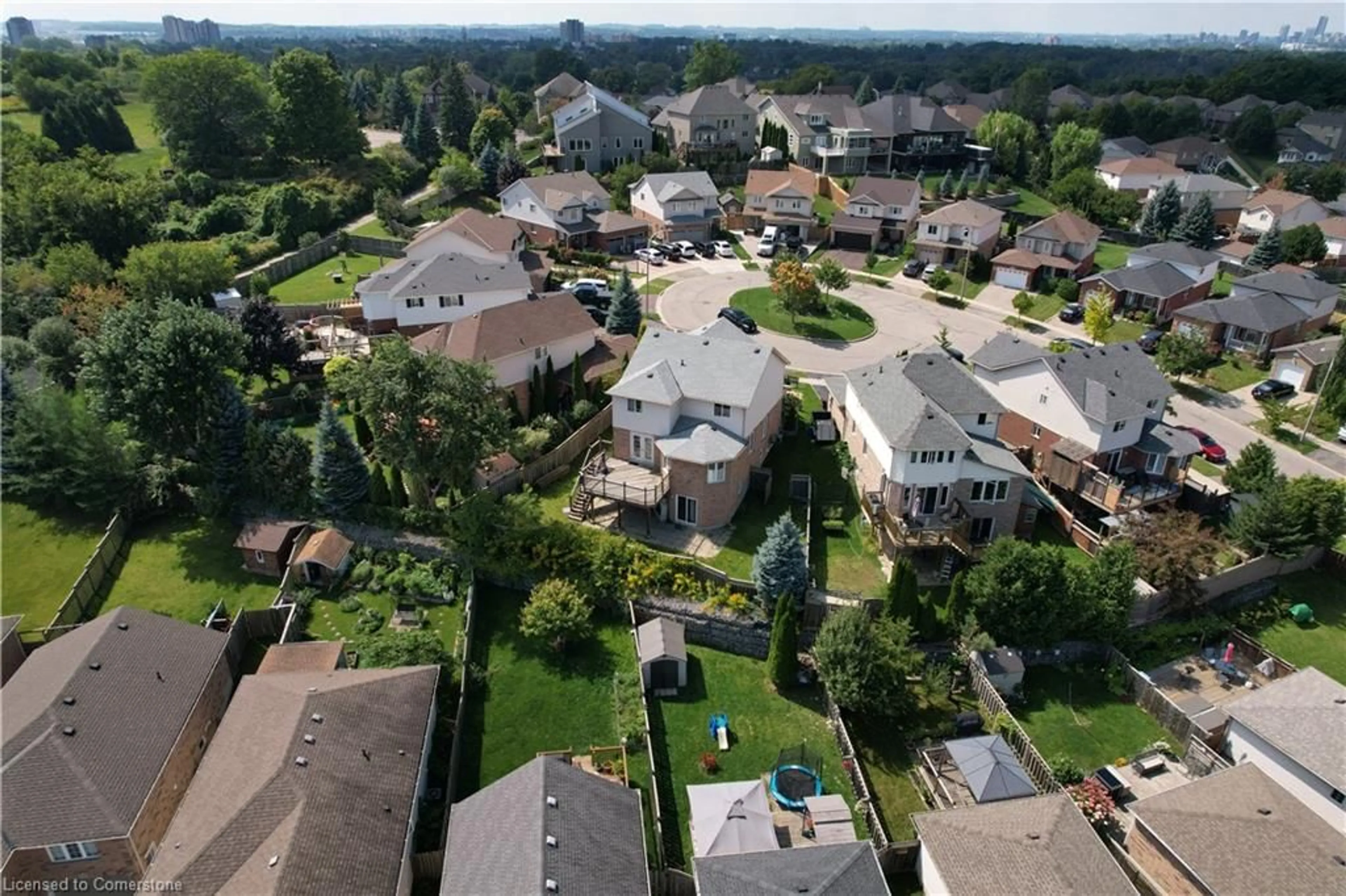 A pic from outside/outdoor area/front of a property/back of a property/a pic from drone, street for 53 Sandwell Crt, Kitchener Ontario N2A 4H9