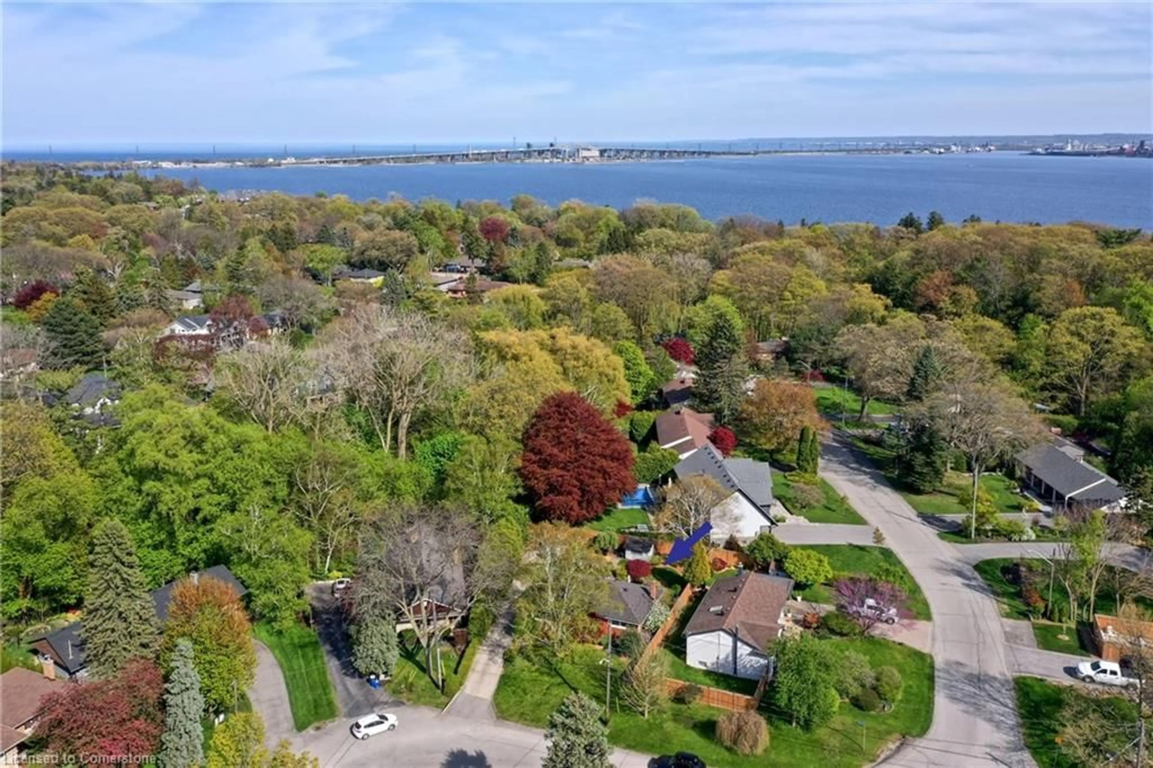 A pic from outside/outdoor area/front of a property/back of a property/a pic from drone, water/lake/river/ocean view for 811 Teal Dr, Burlington Ontario L7T 2Y8