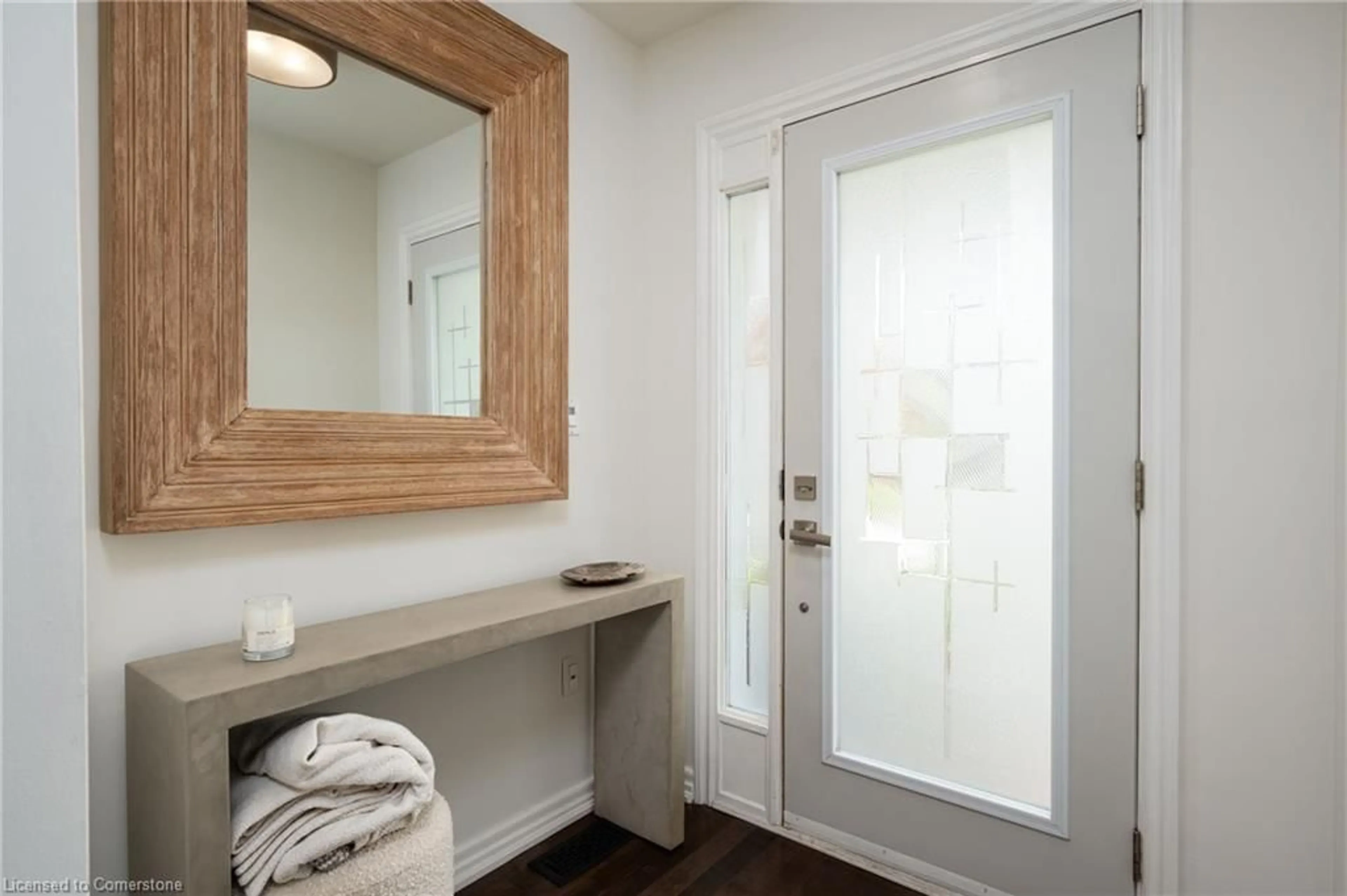 Indoor entryway for 811 Teal Dr, Burlington Ontario L7T 2Y8
