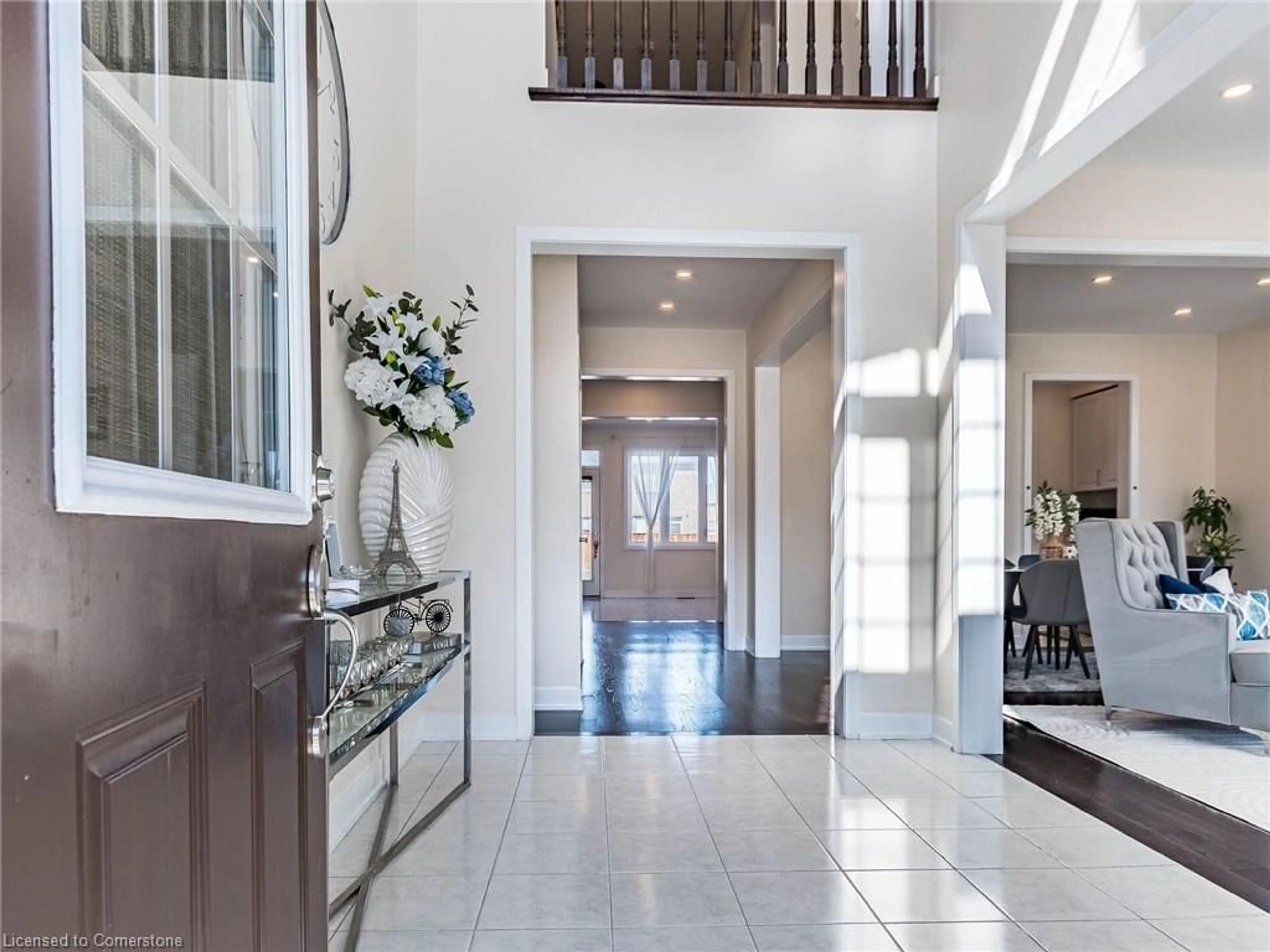 Indoor entryway for 10 Buckles Court, New Credit Ontario L1B 0L1