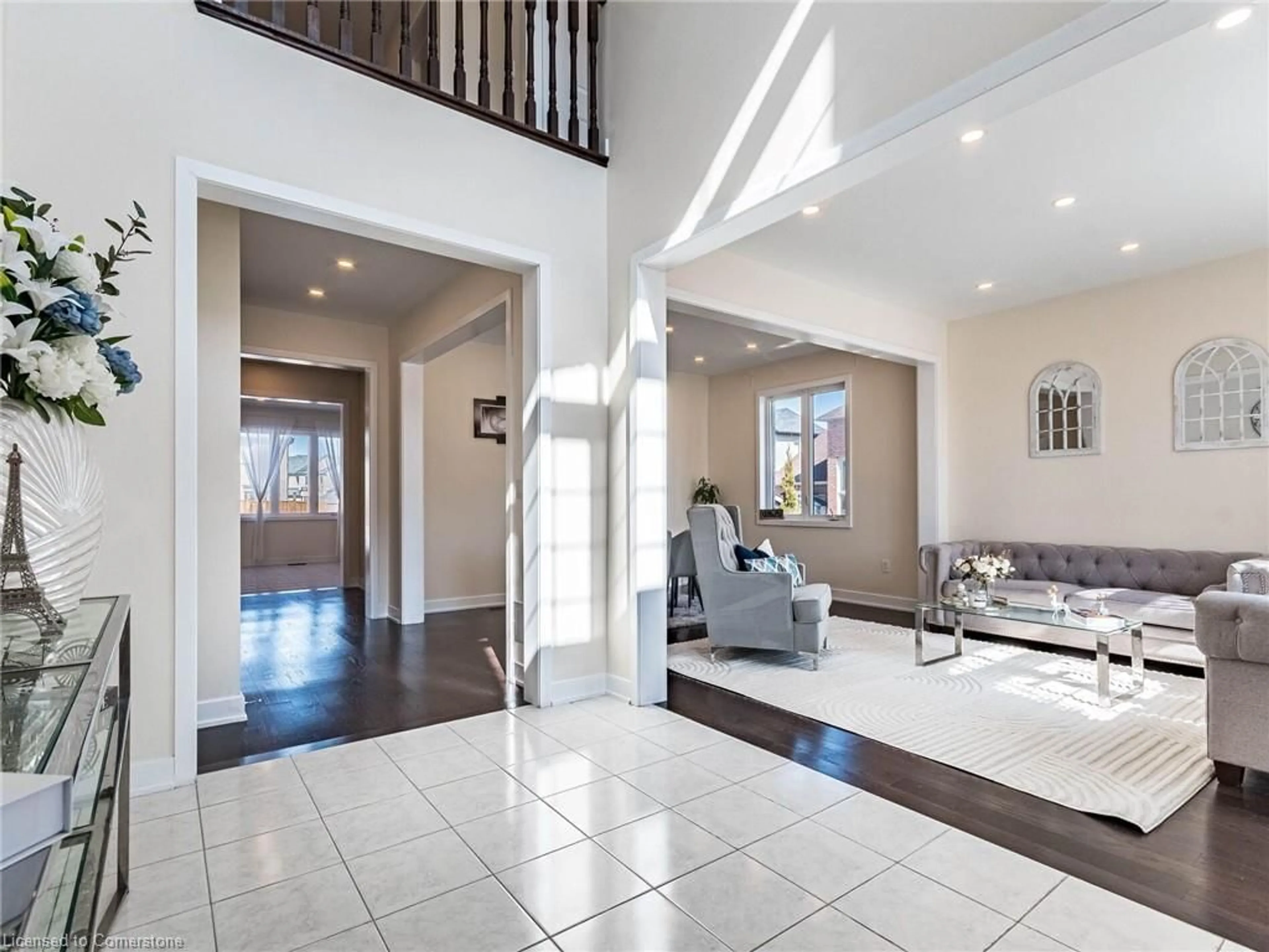 Indoor foyer for 10 Buckles Court, New Credit Ontario L1B 0L1
