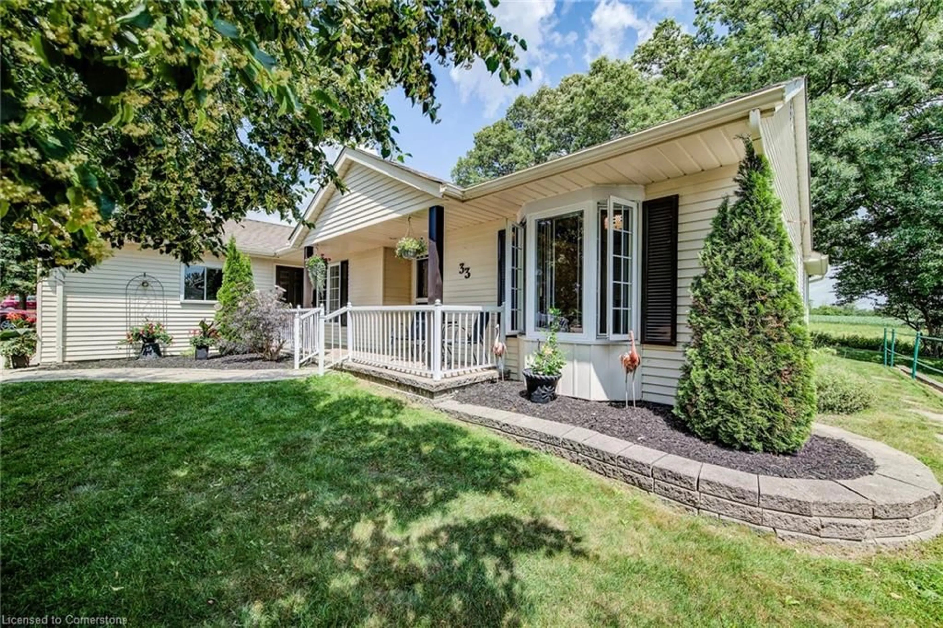 Home with vinyl exterior material, street for 33 Summit Cres, New Hamburg Ontario N3A 2G3