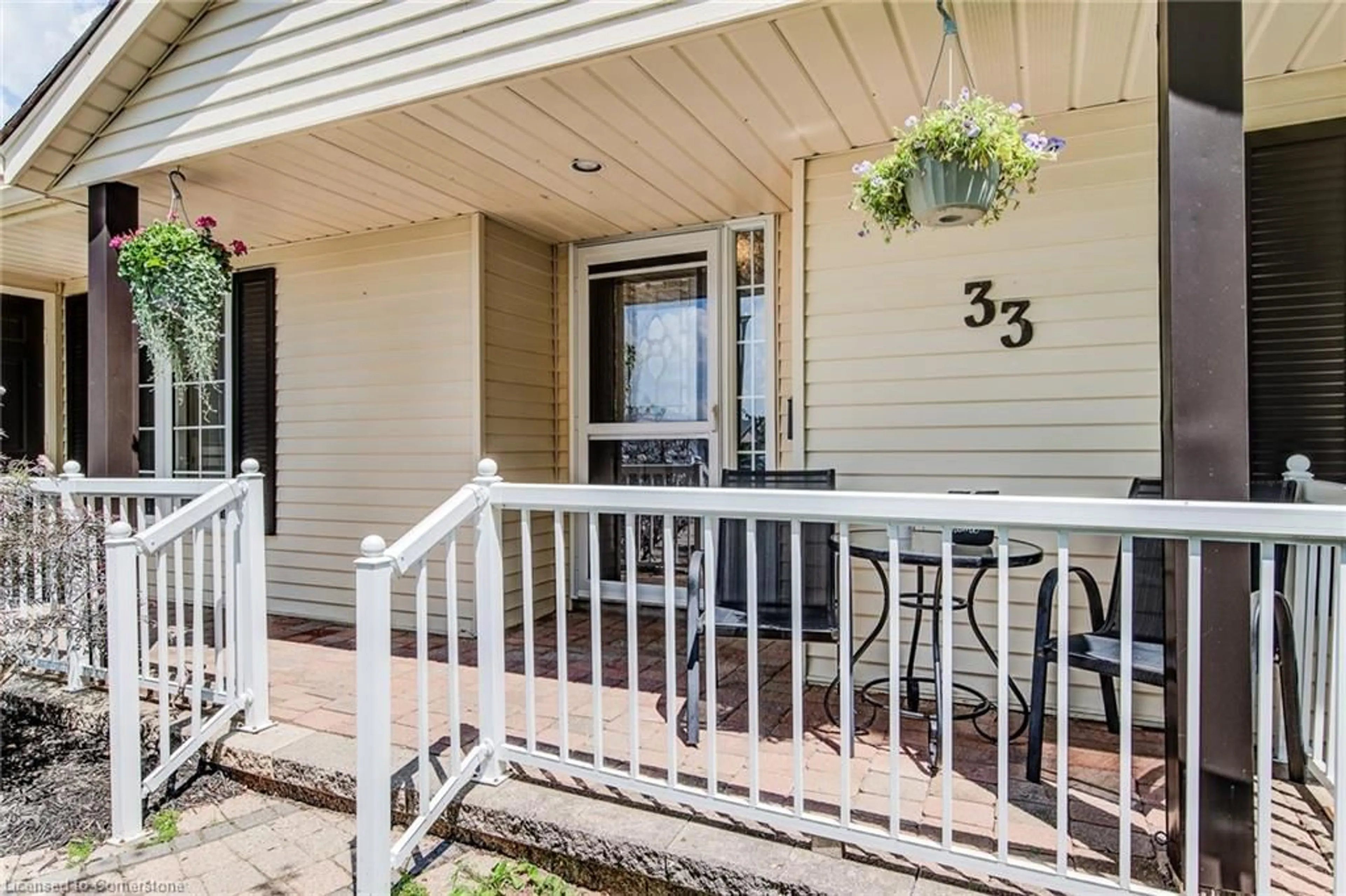 Patio, unknown for 33 Summit Cres, New Hamburg Ontario N3A 2G3