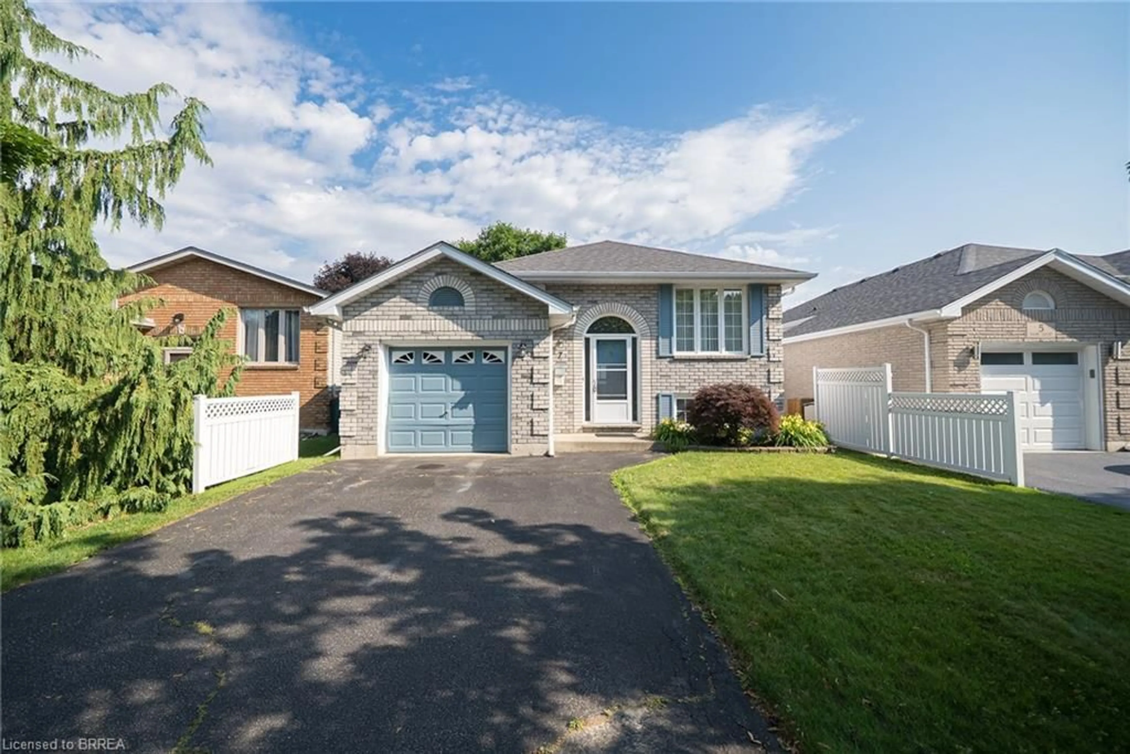 Home with vinyl exterior material, street for 7 Digby Crt, Brantford Ontario N3P 2A6