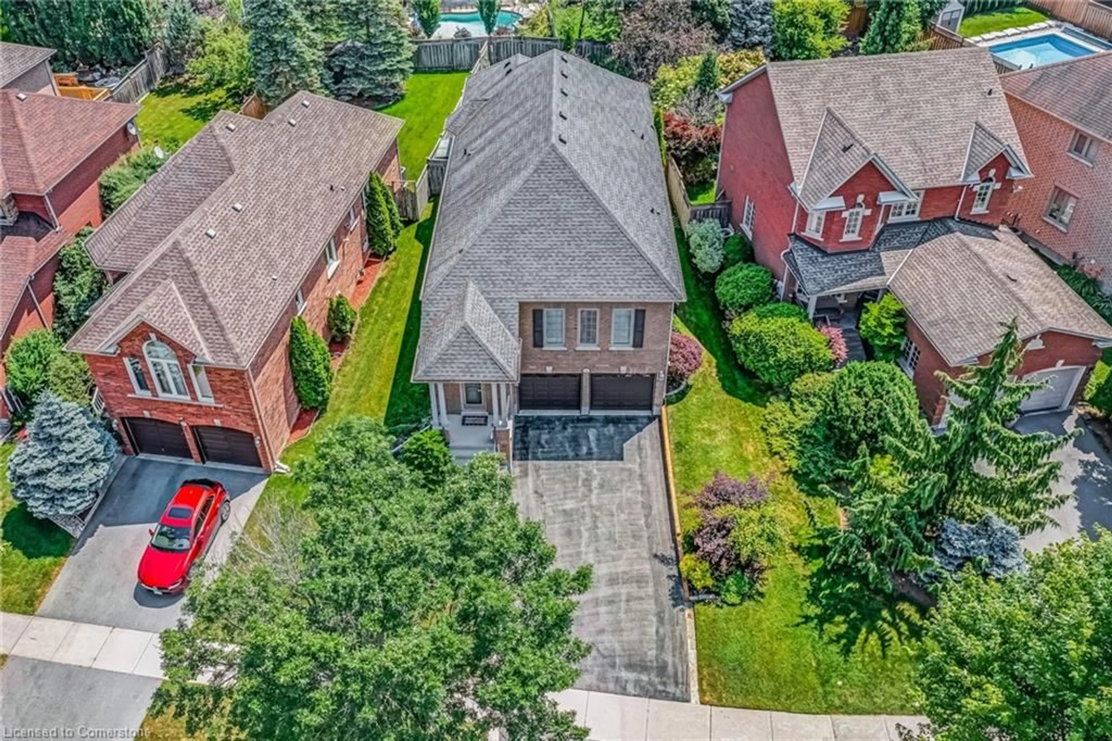 A pic from outside/outdoor area/front of a property/back of a property/a pic from drone, street for 161 Deerglen Terr, Aurora Ontario L4G 6Y4